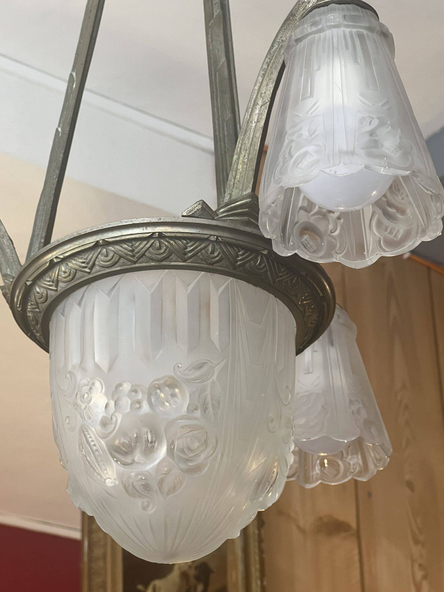 Pierre Gilles, beautiful art deco chandelier circa 1930 in bronze and molded glass