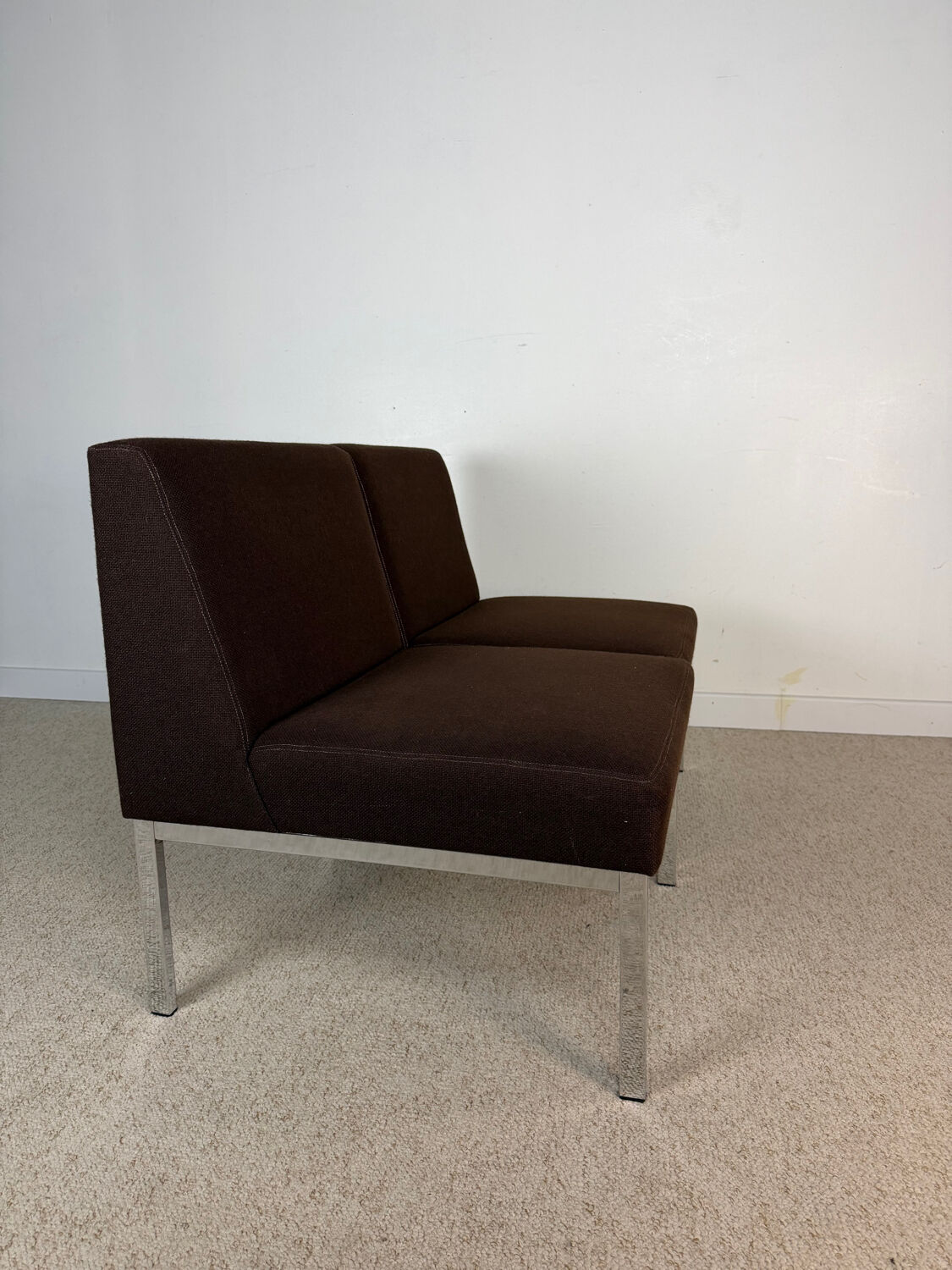 3 chauffeuses vintage – tissu brun & piètement chromé