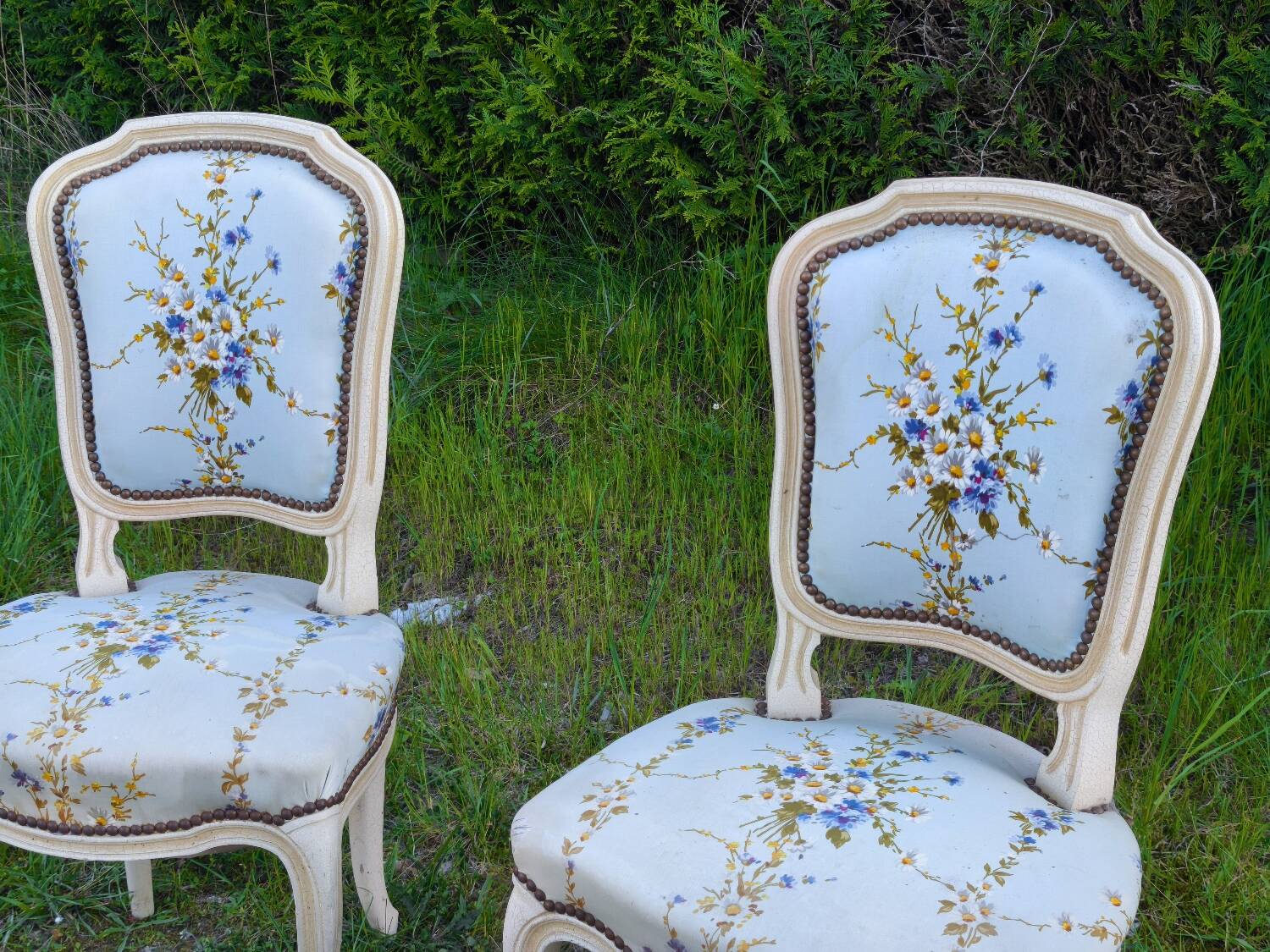 Paire de chaises cabriolet de style Louis XV patinées – tissu fleuri a