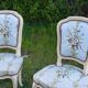 Paire de chaises cabriolet de style Louis XV patinées – tissu fleuri a