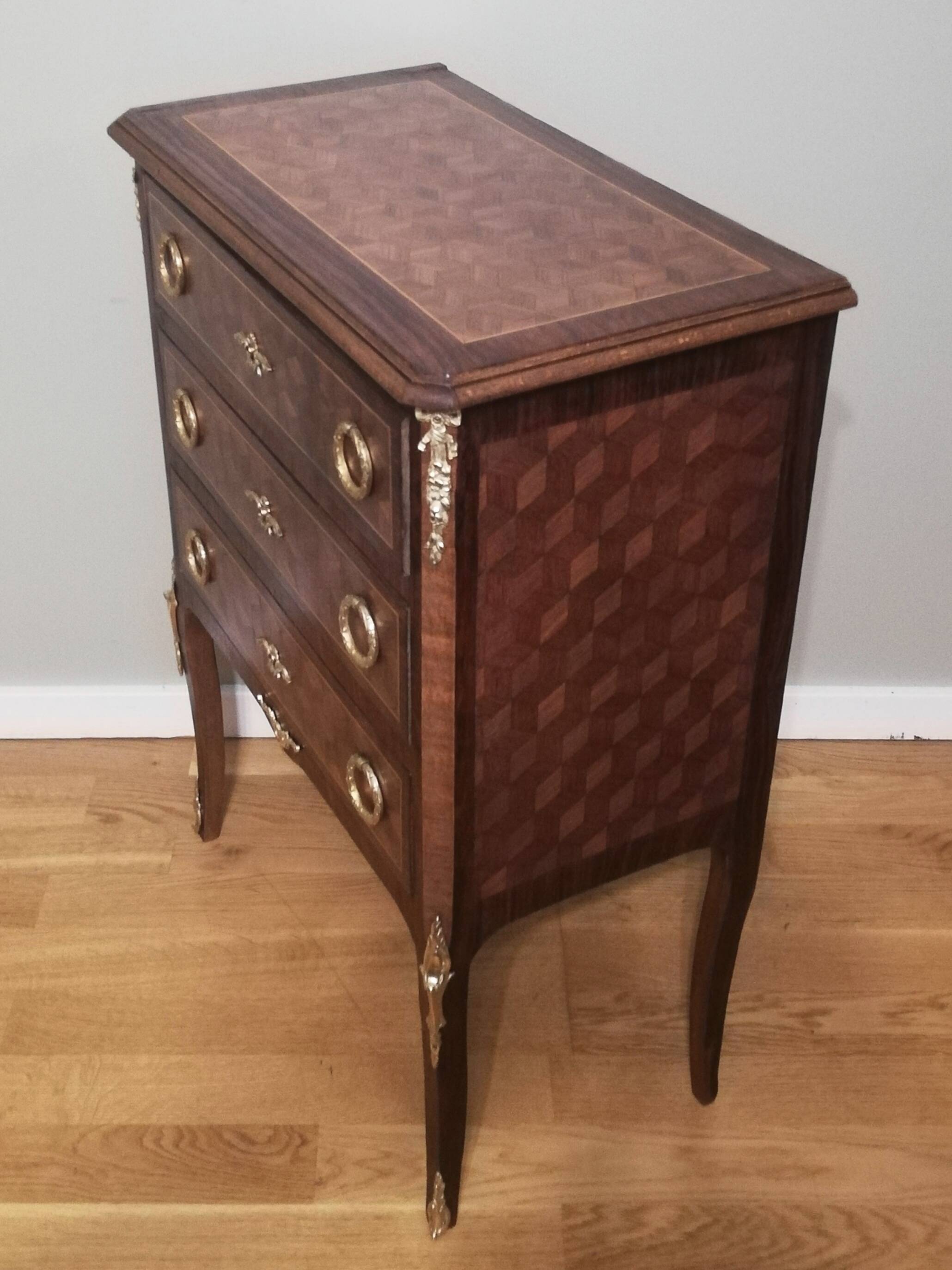 Marquetry chest of drawers