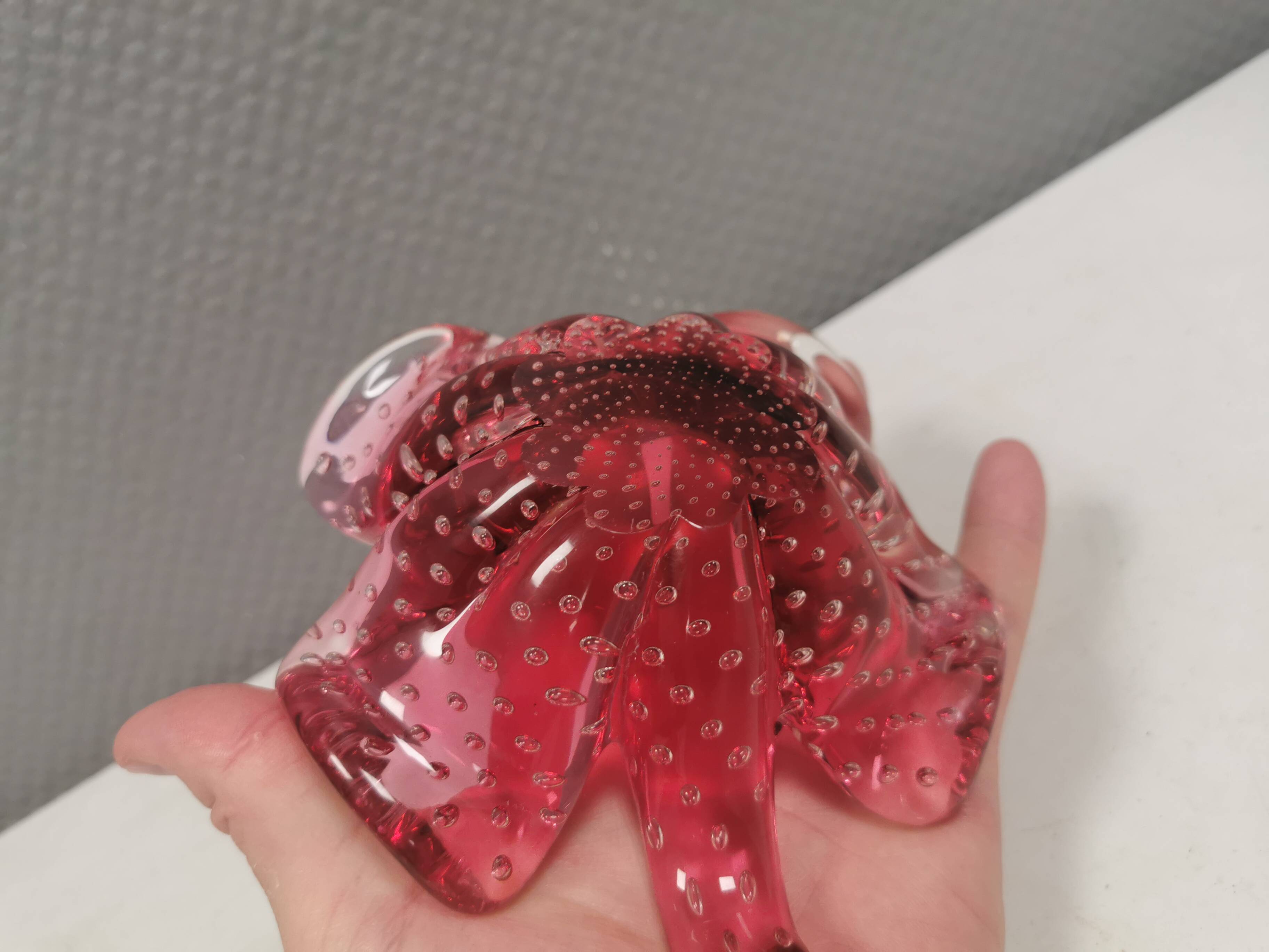 Stylish Murano glass bowl/ashtray in pink, shaped like a four-leaf clover.