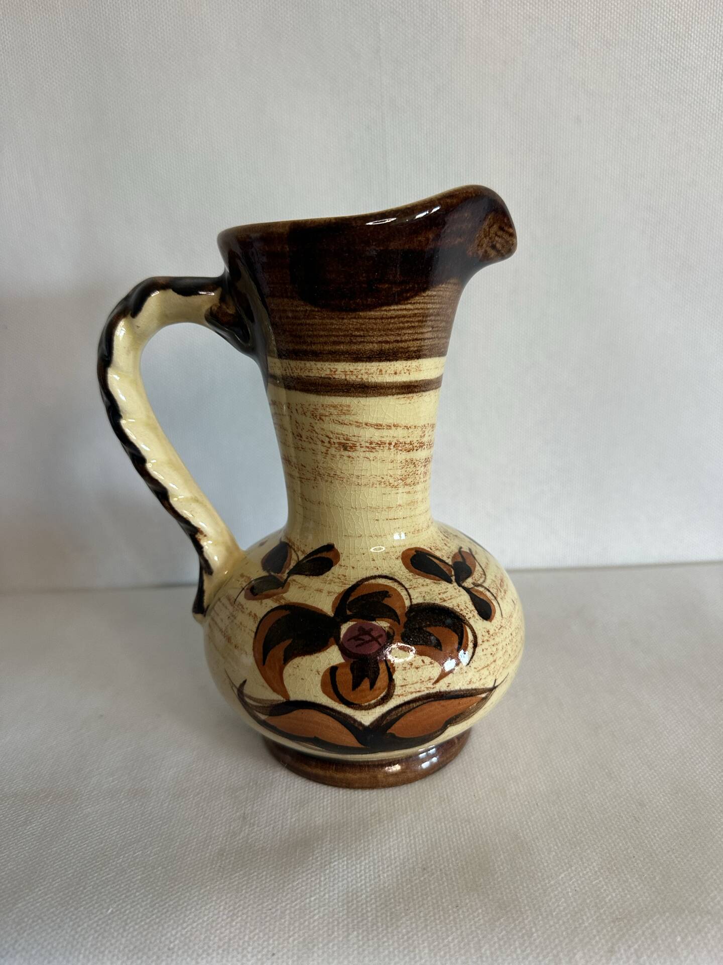 Pichet ancien en céramique émaillée – Décor floral