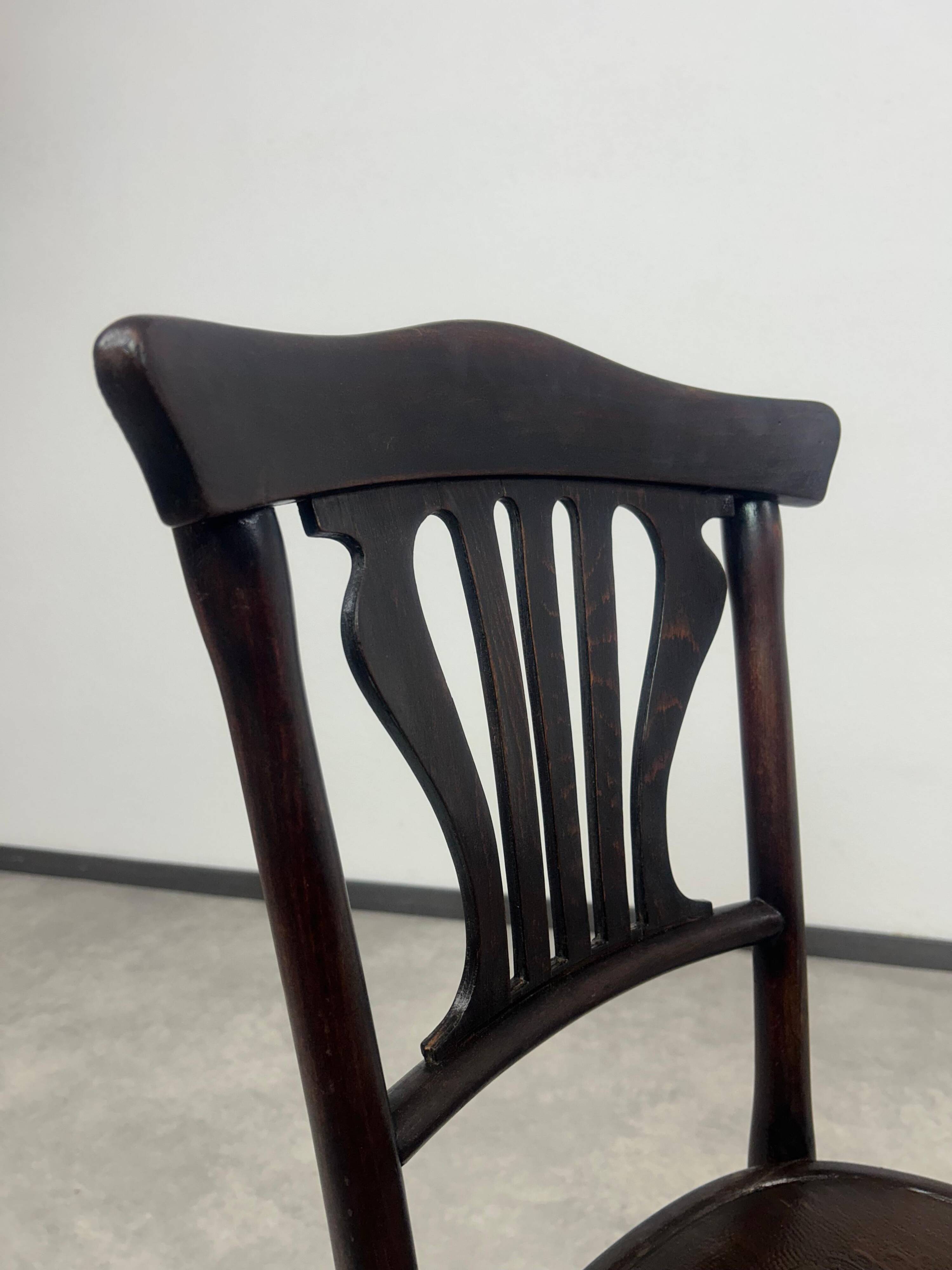 Curved wooden dining chair no. 228 by Thonet