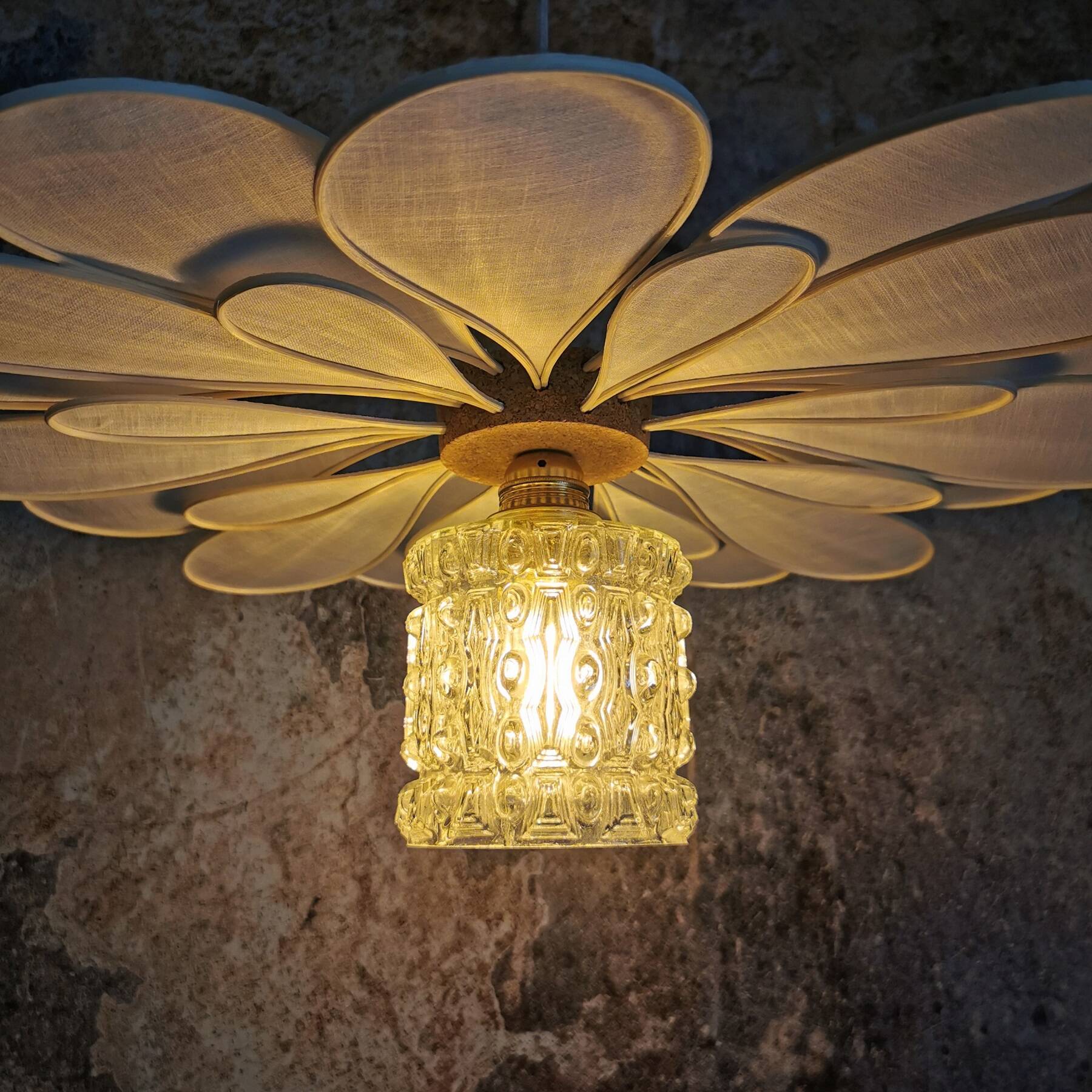 Suspension flower petals in rattan, white linen and vintage glass globe