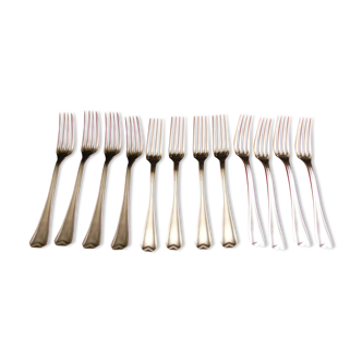 Service de 12 fourchettes de table en métal argenté Christofle modèle Chevron