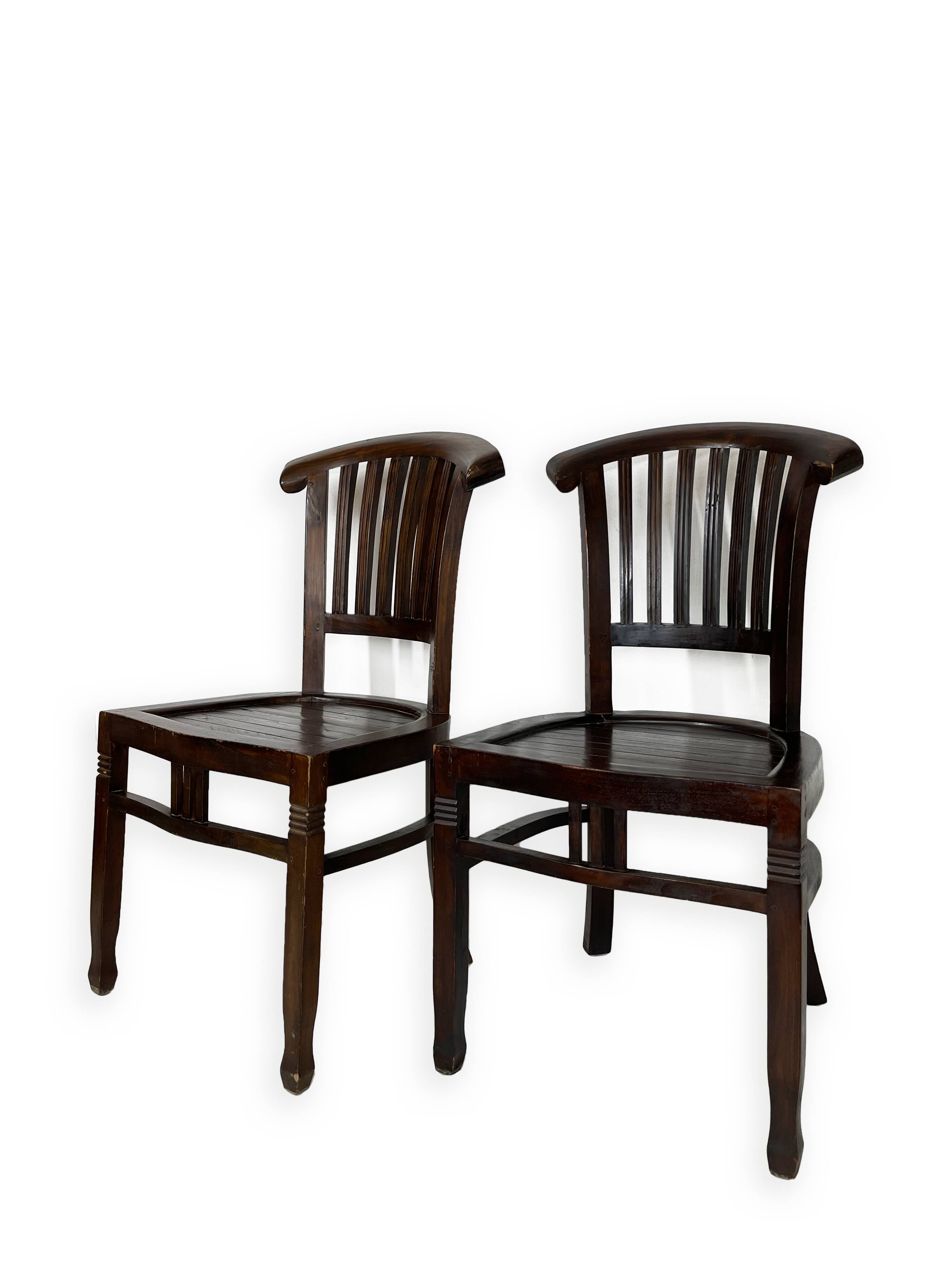 2 chaises coloniales en bois massif, années 1950