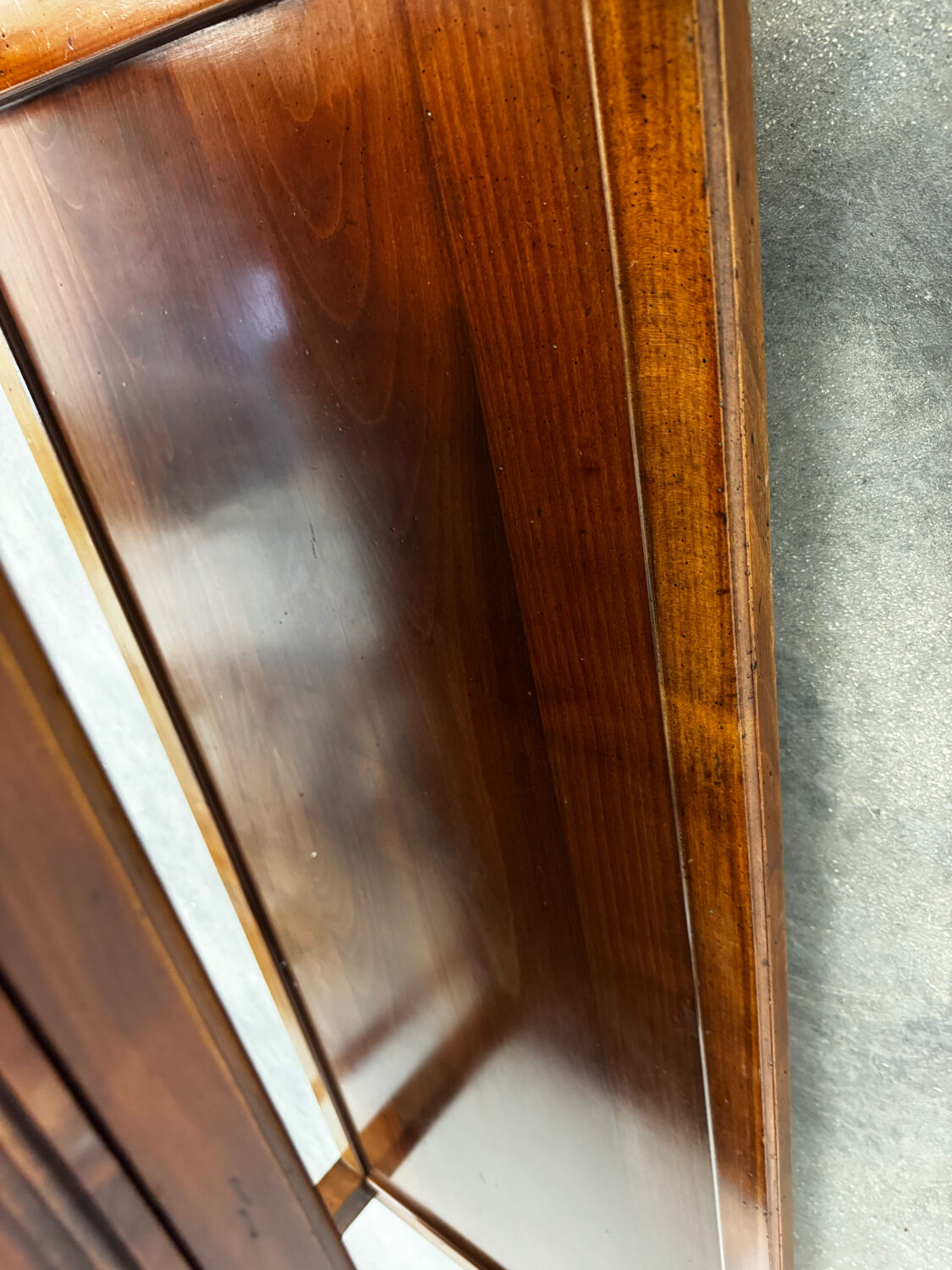 Coffee table with 2 drawers in solid wood.