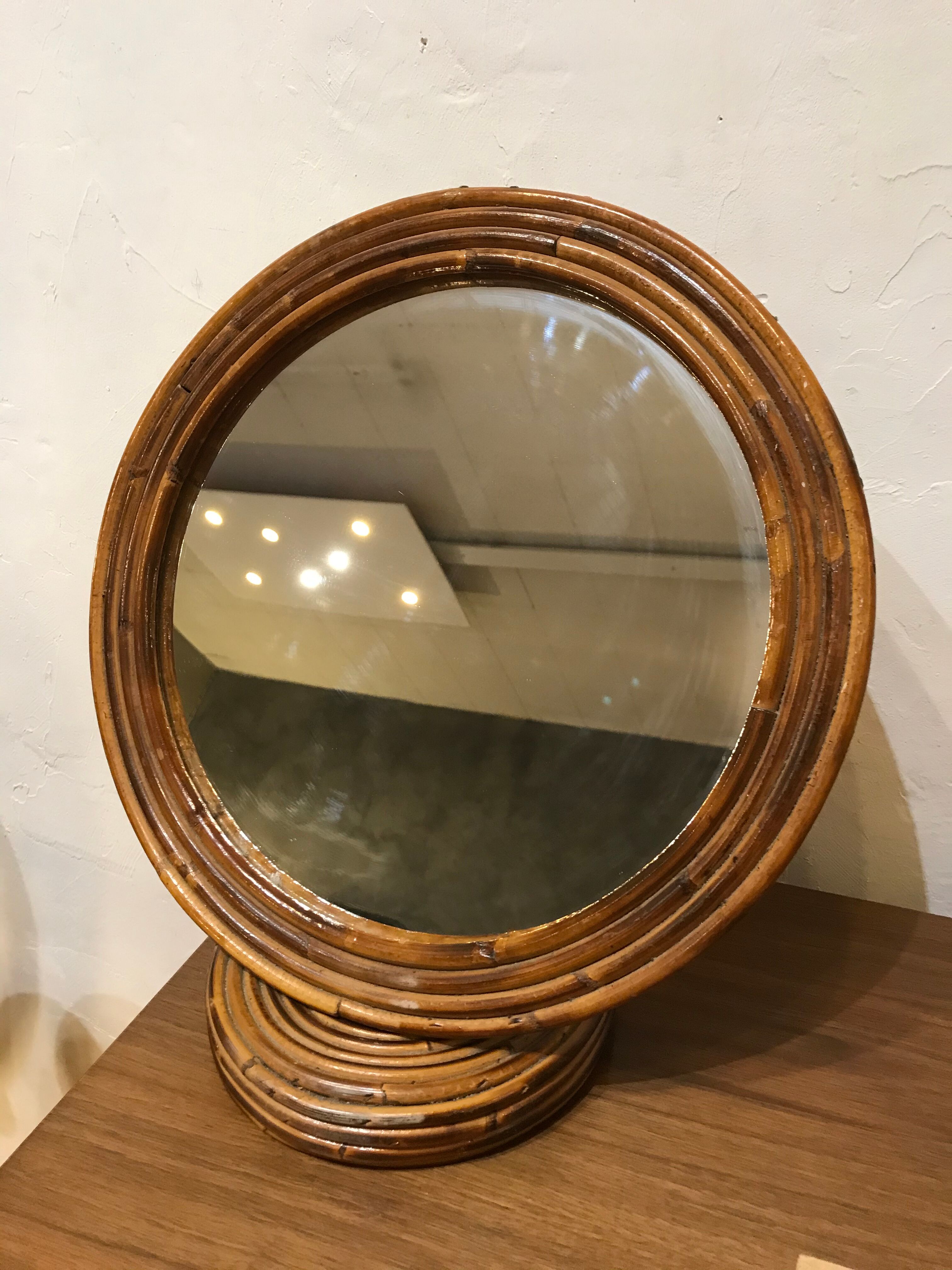 Round rattan mirror to lay