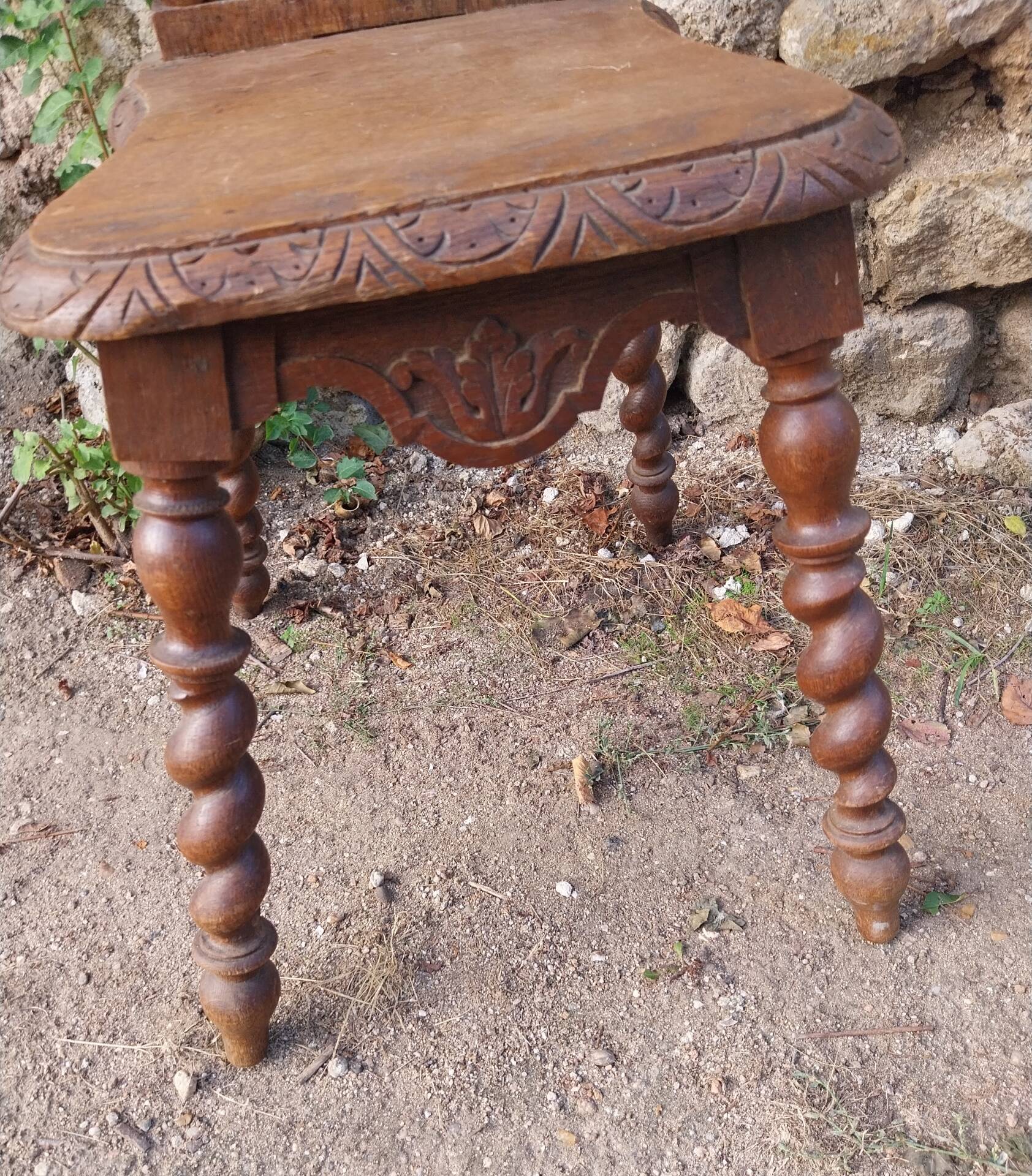 Chaise brutaliste régionale en bois 