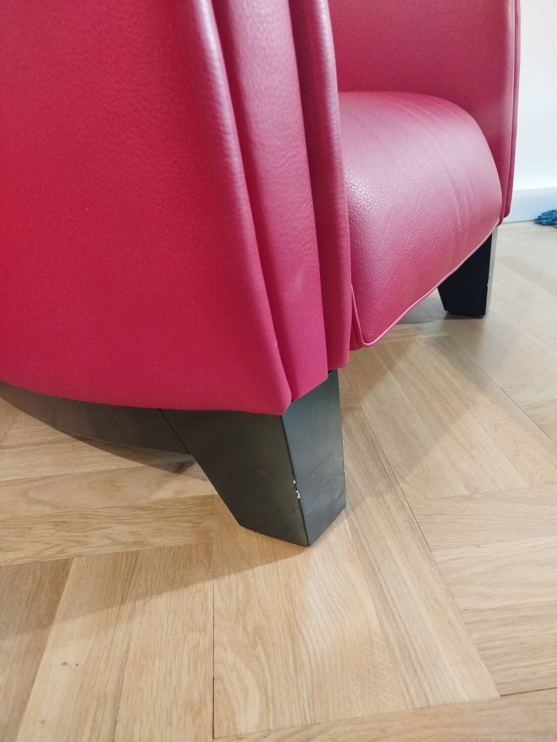 Fauteuil club design contemporain en cuir rouge – pièce sculpturale