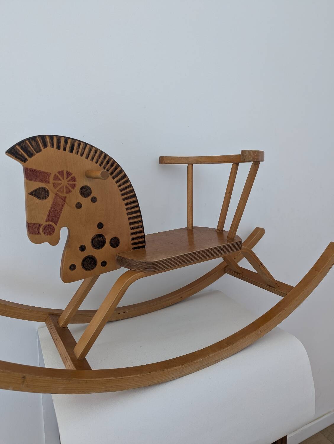 Cheval à bascule ancien en bois polychrome
