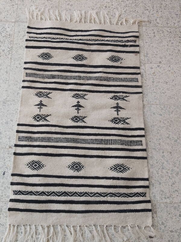 Tapis kilim blanc et noir motifs berbères
