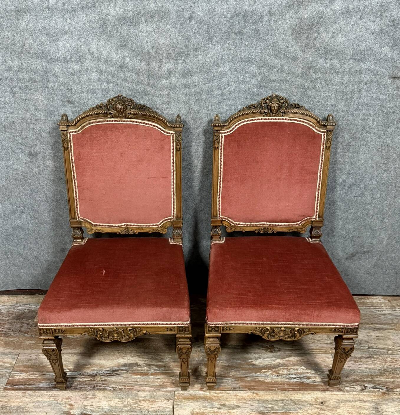 Importante paire de chaises de style Renaissance en bois sculpté
