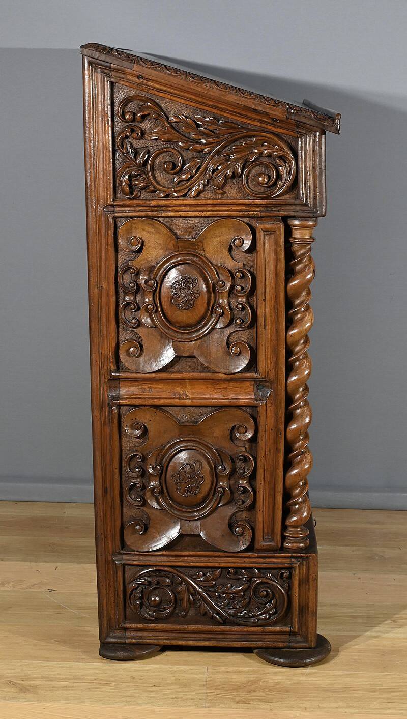 Oratory in solid walnut, Neo-Gothic Renaissance style – Late 19th century