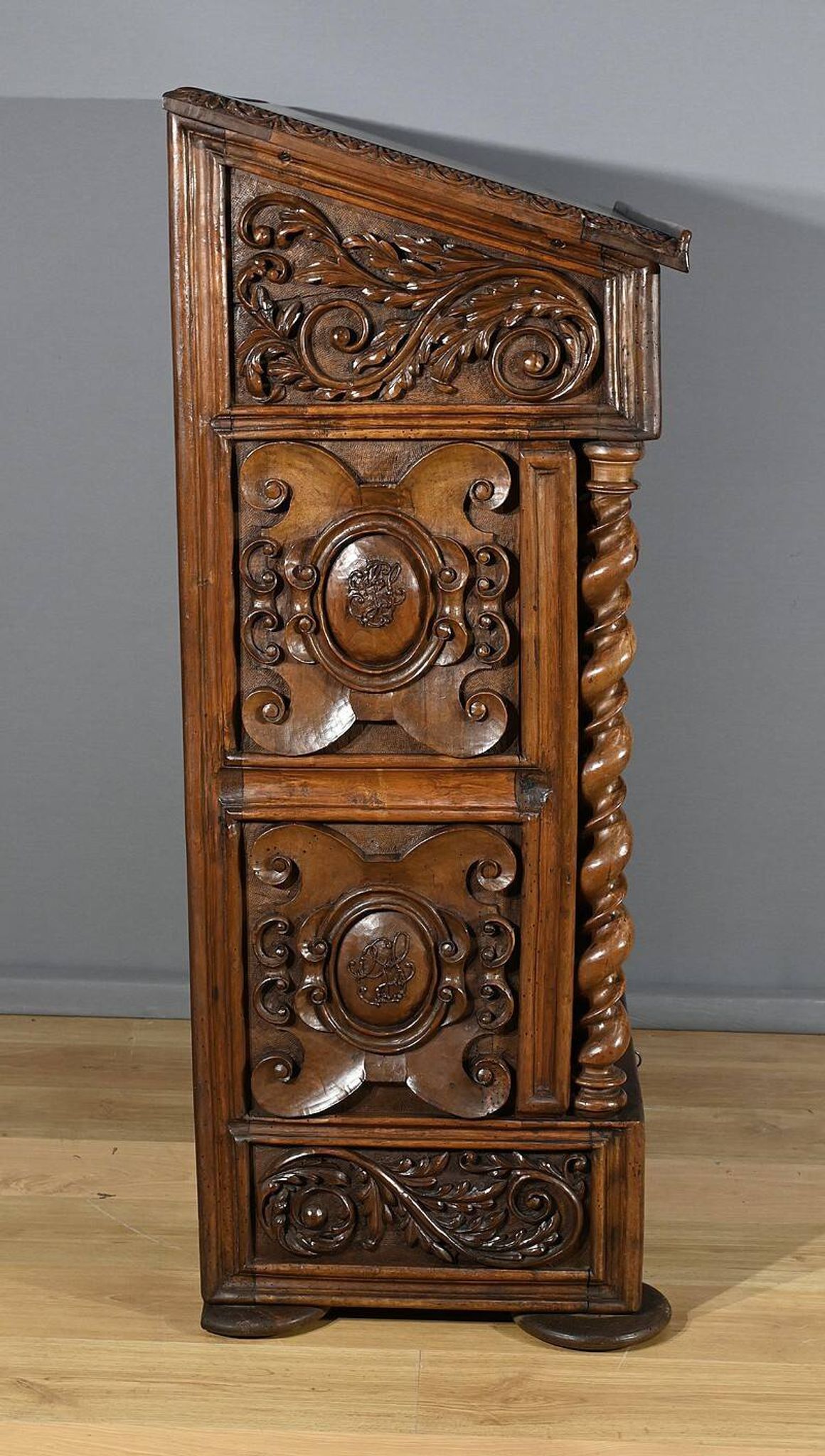 Oratory in solid walnut, Neo-Gothic Renaissance style – Late 19th century