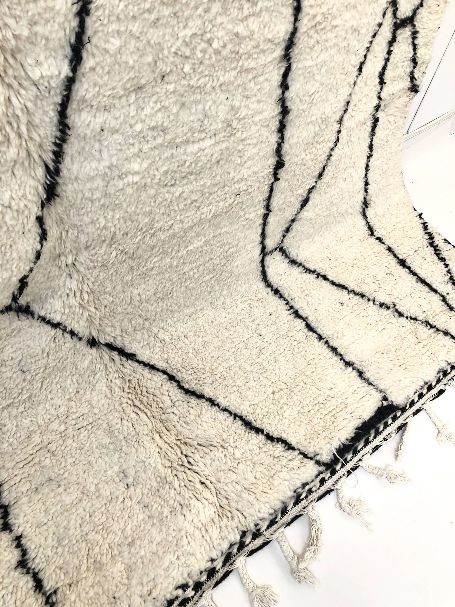 Moroccan Berber carpet Beni Ouarain with black graphic patterns 3,09x1.99m