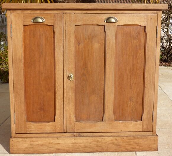 Low furniture two doors in solid oak