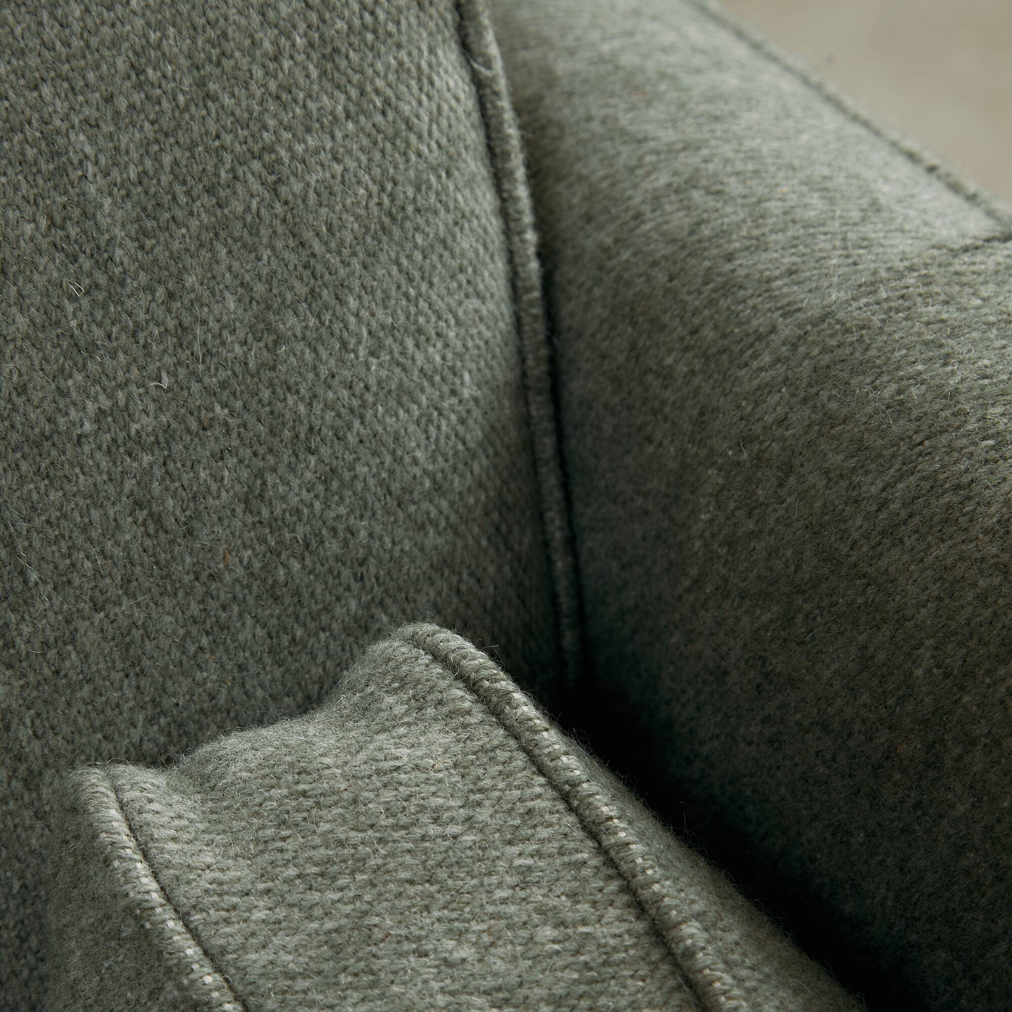 Canapé trois places en bois de cerisier du milieu du siècle