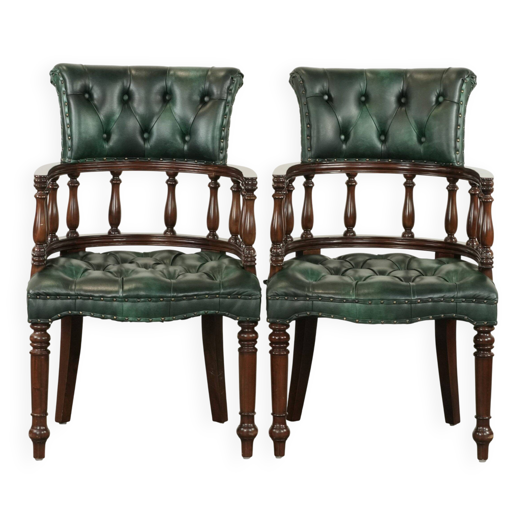 Ensemble de deux chaises de bureau Chesterfield en cuir de vachette vert de style anglais.