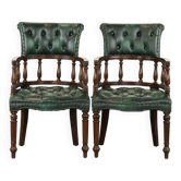 Ensemble de deux chaises de bureau Chesterfield en cuir de vachette vert de style anglais.
