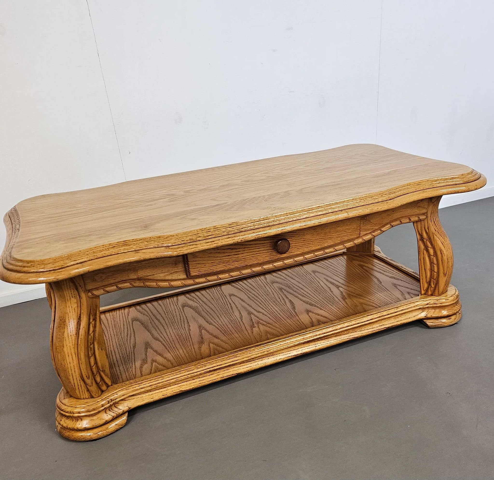 Table basse française en chêne massif des années 1970