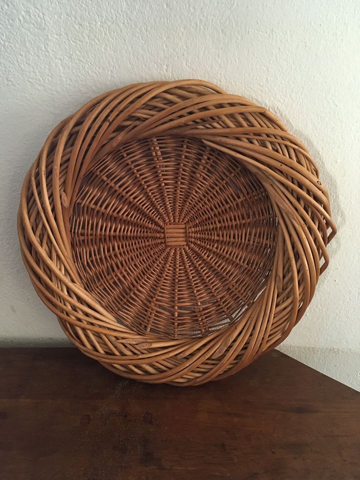 Round basket or braided wicker tray