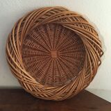 Round basket or braided wicker tray