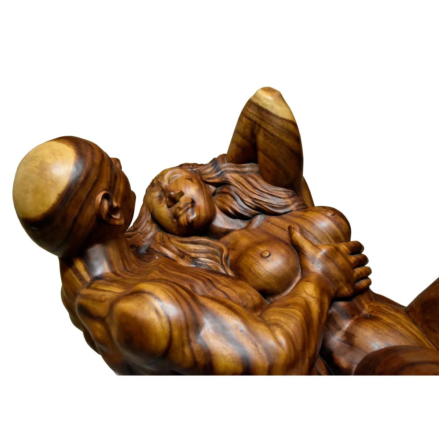Table basse en bois exotique de monkey pod sculptée à la main représentant un couple enlacé.