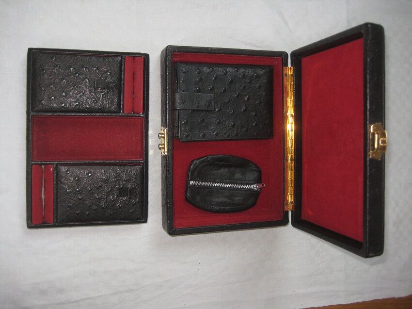 Box a bijoux ancien leather on wood satin interior and red velvet, with compartment