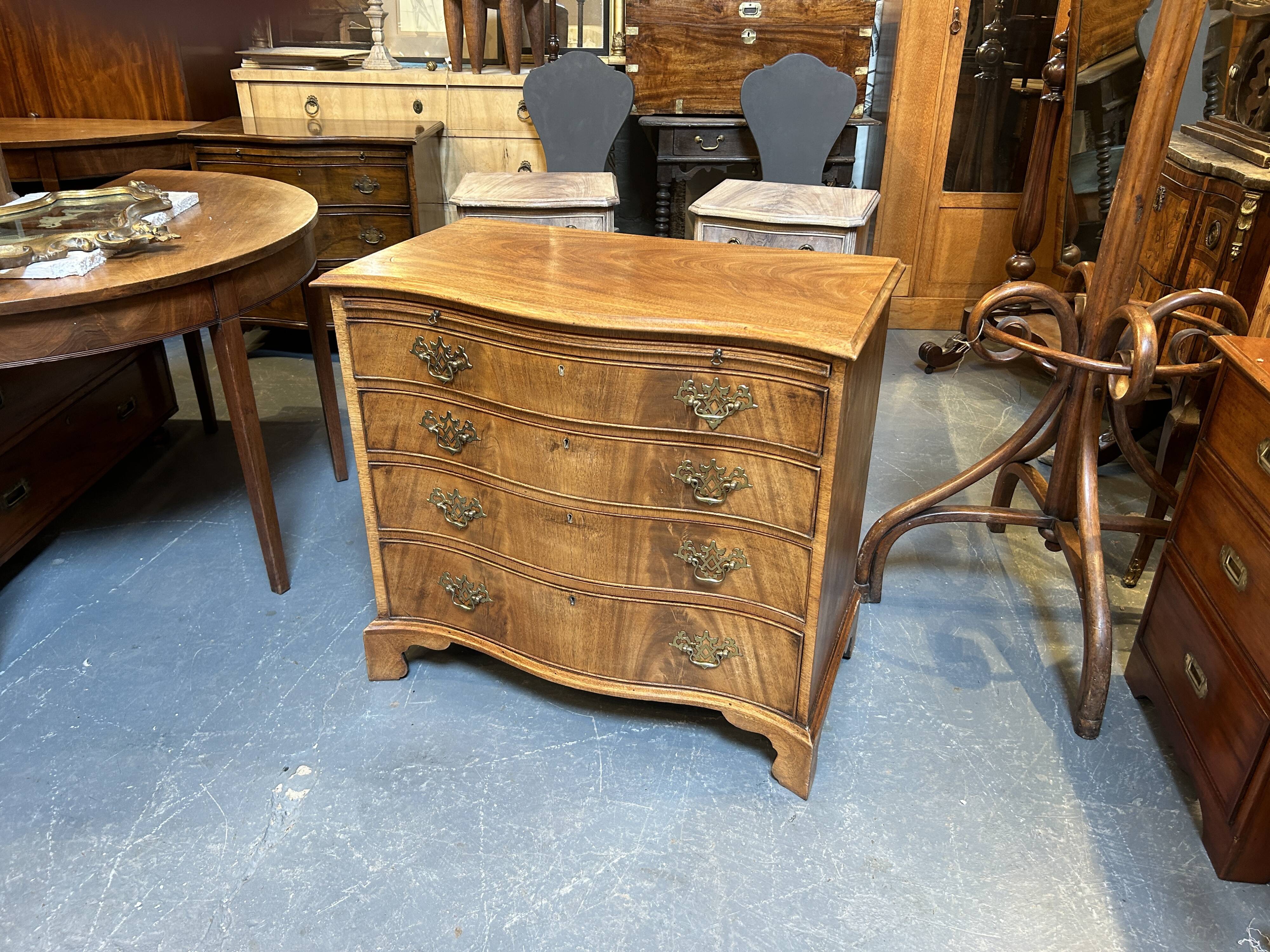 C19th Mahogany Chest Of Drawers Of Serpentine Outline