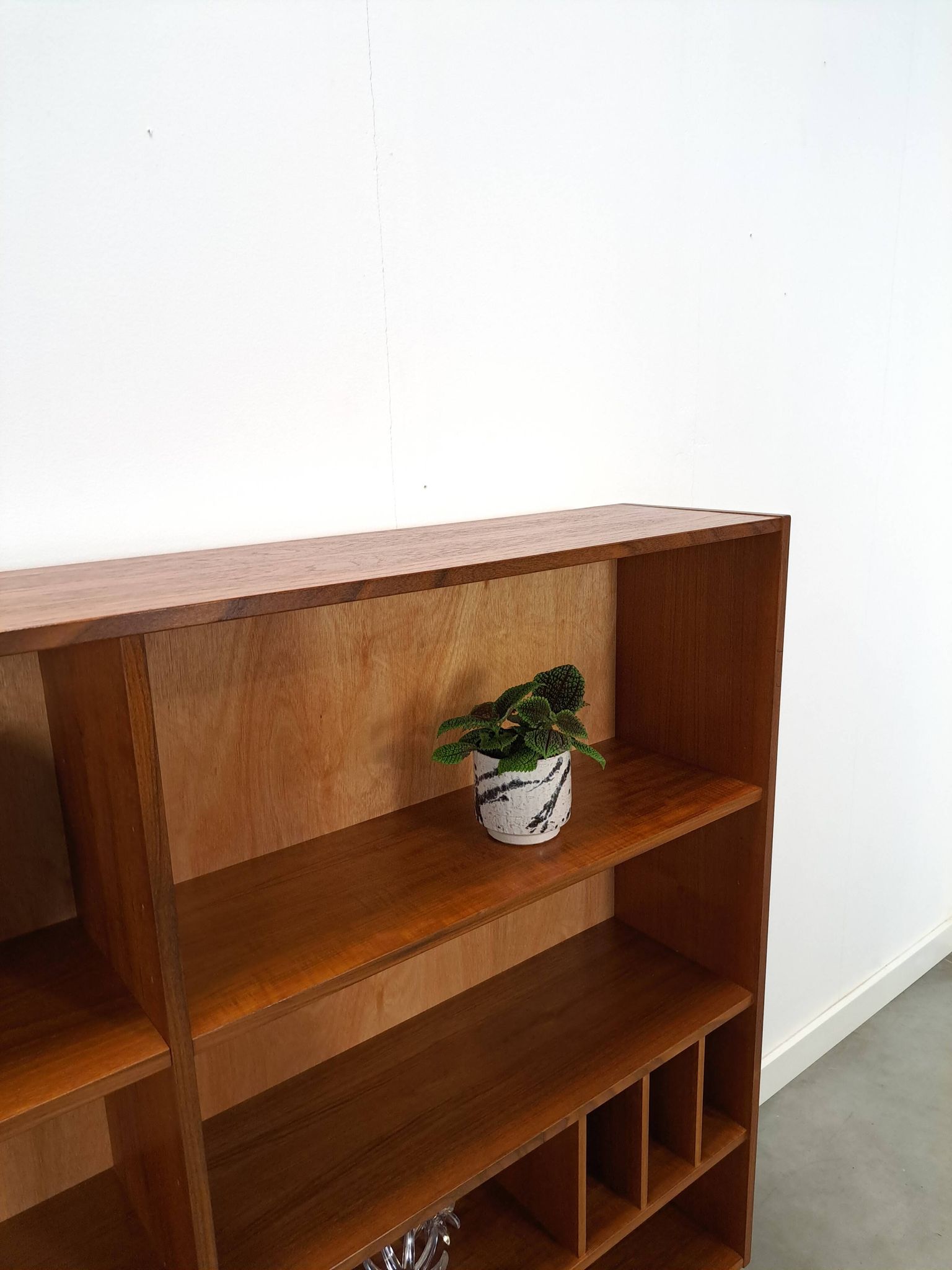 Deens teak vakkenkast met lades en hoge poten, vintage wandkast