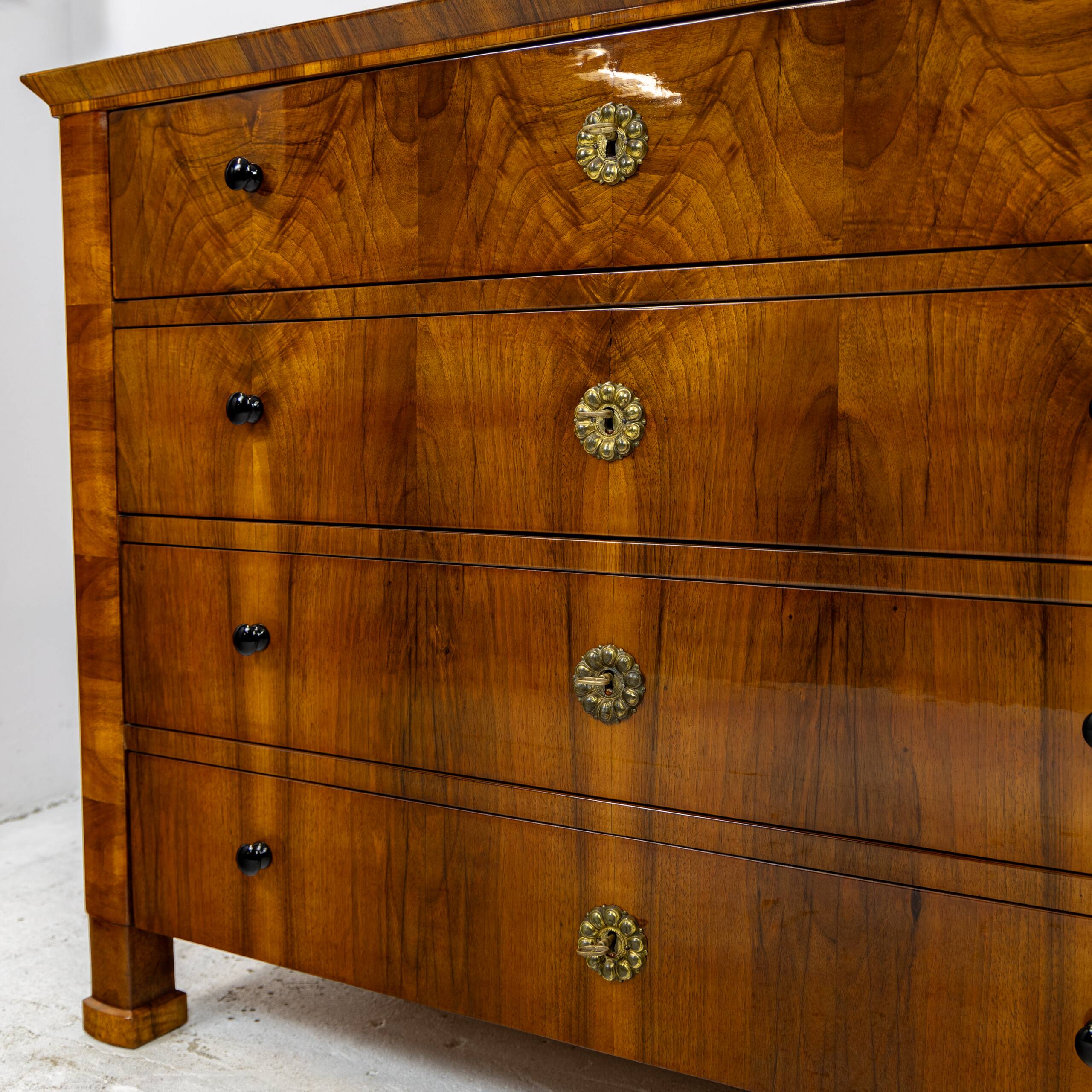 Grande commode Biedermeier en placage de noyer 1820-1840