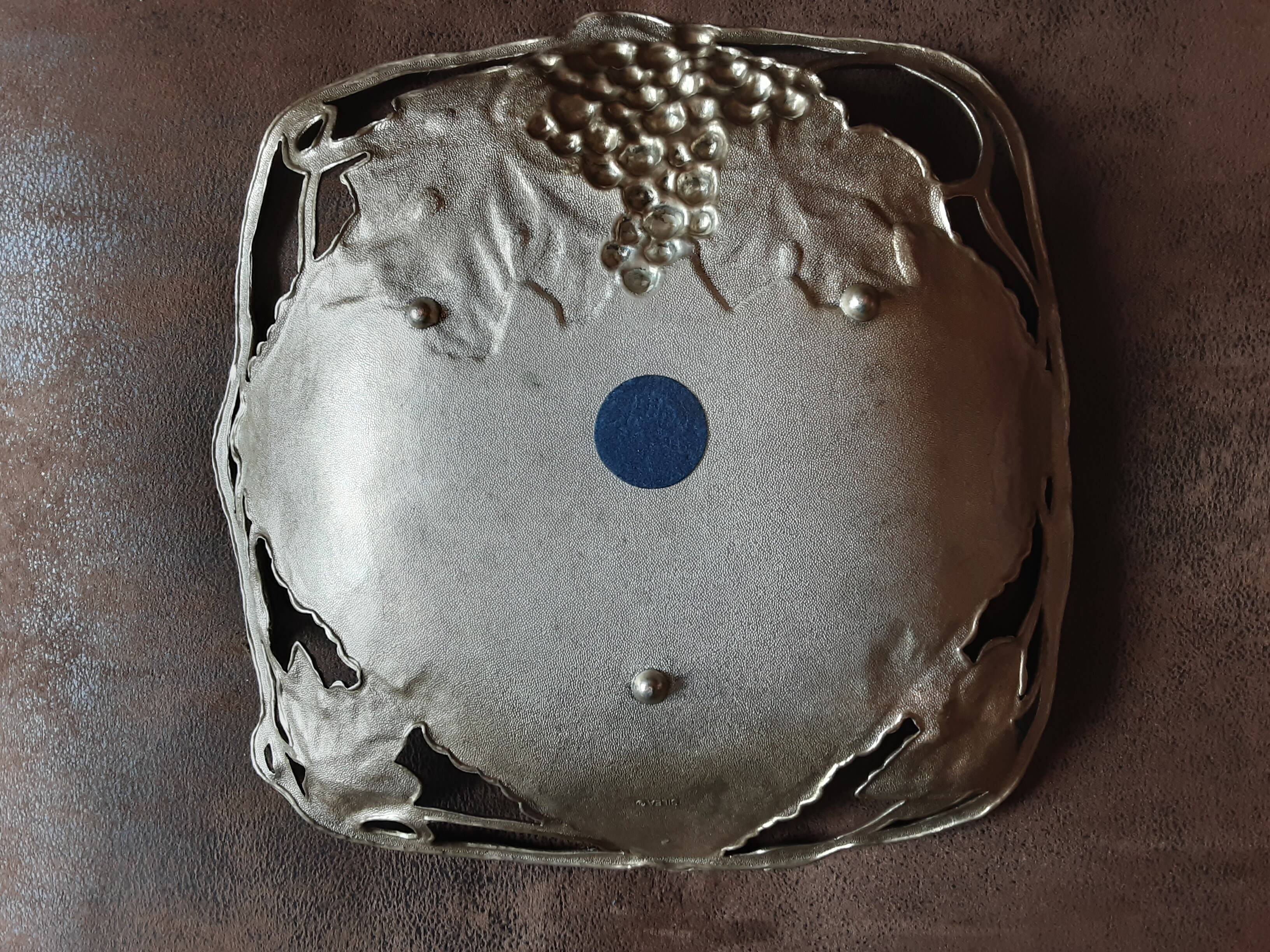 Metal basket with vine decor