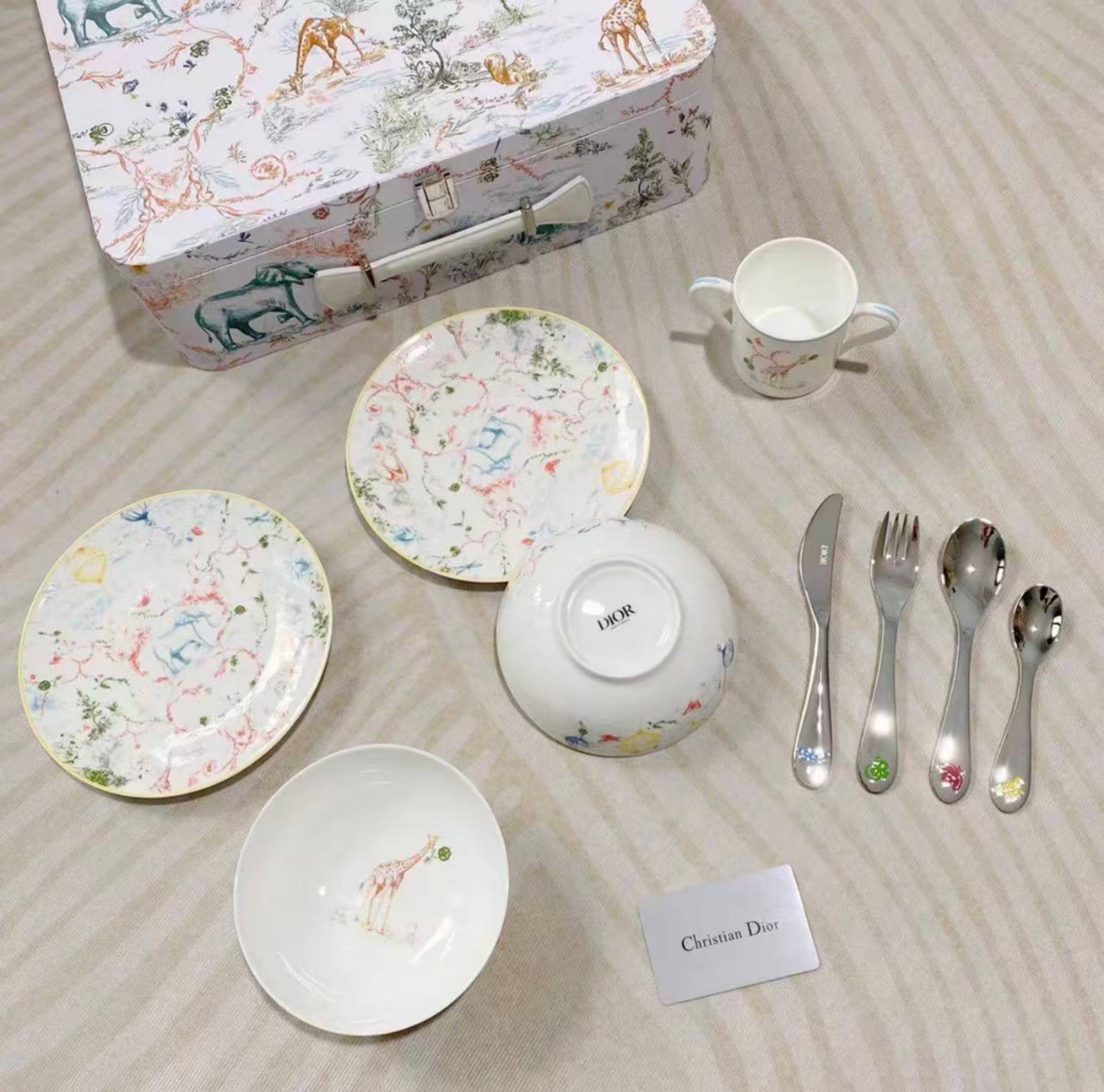 Dior“My First Dinner ”Set – Multicolor Toile de Jouy Innocence