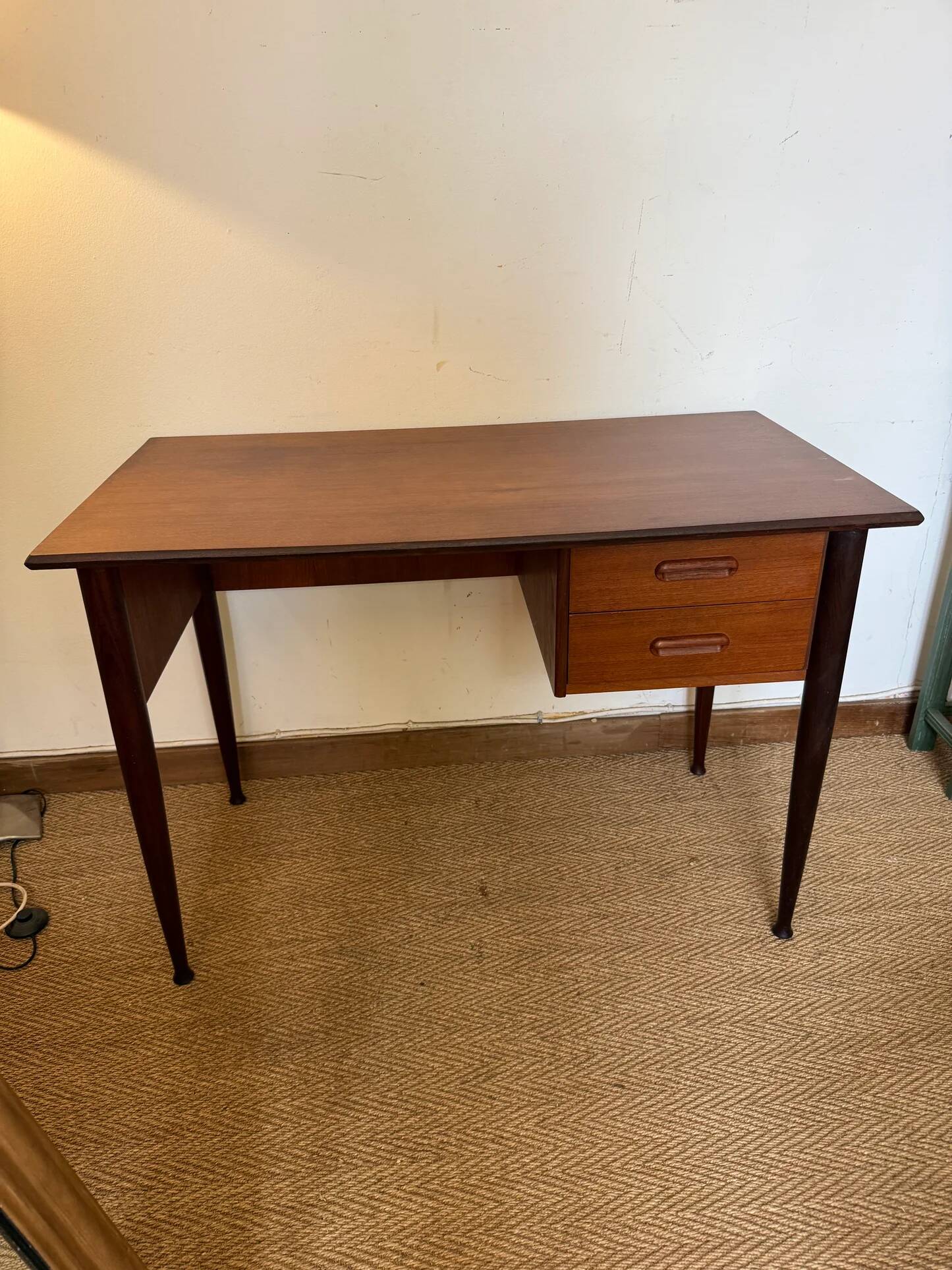 Bureau vintage style scandinave pieds fuselés