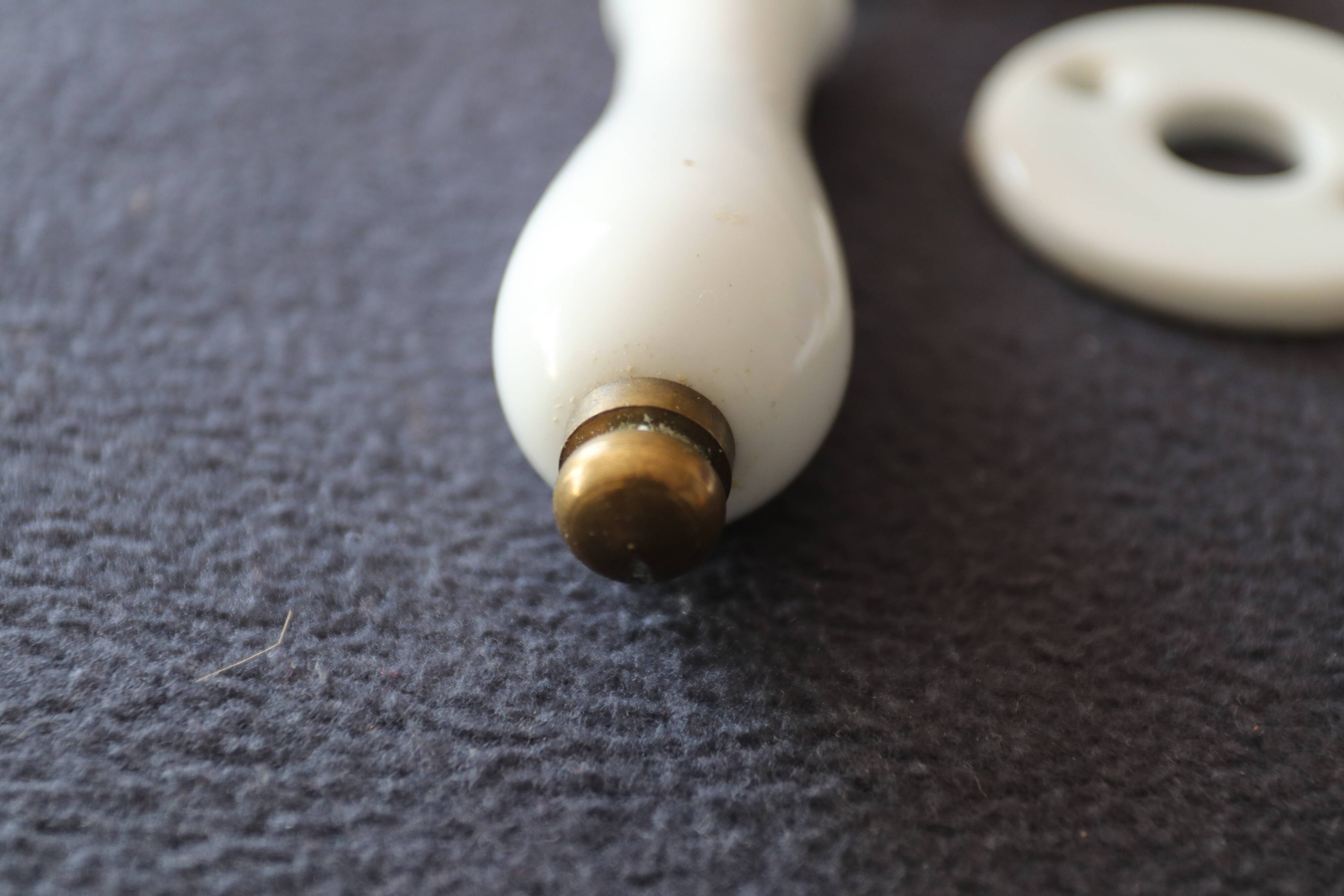 Set of two porcelain door handles with two rosettes