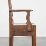 Fauteuil ancien en chêne anglais du XVIIIe siècle avec accoudoirs et ornement