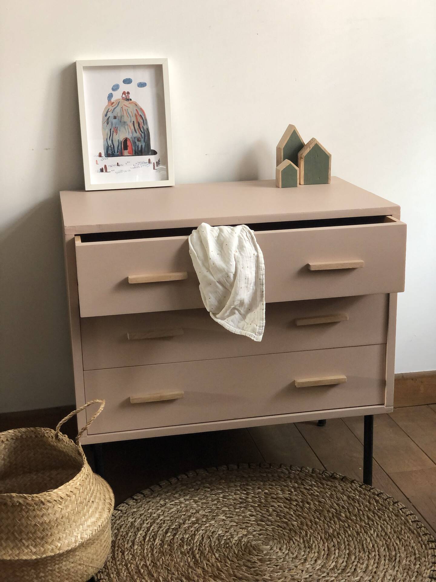 Commode rose rénovée