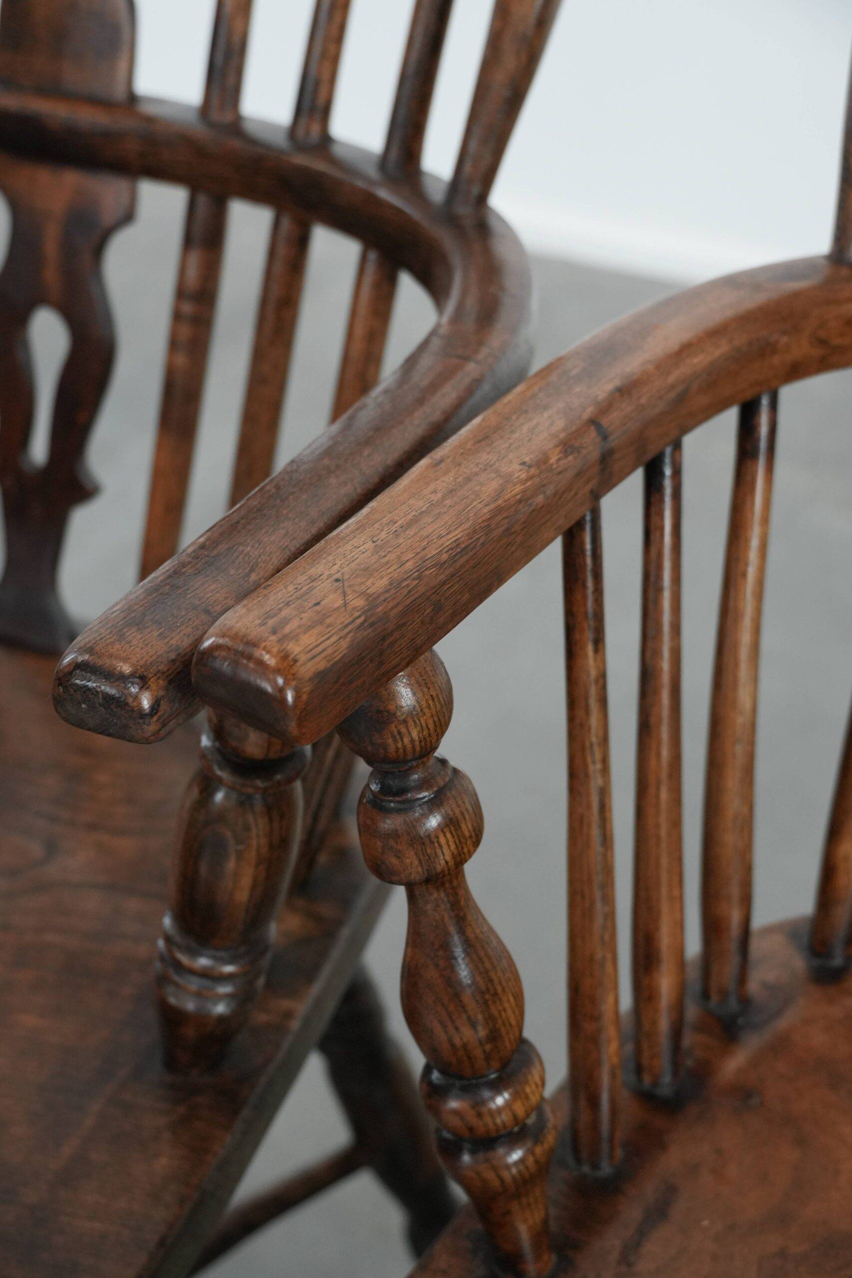 Ensemble ancien de 8 très belles chaises/fauteuils Windsor anglais, avec une belle palette de couleurs et une jolie patine.