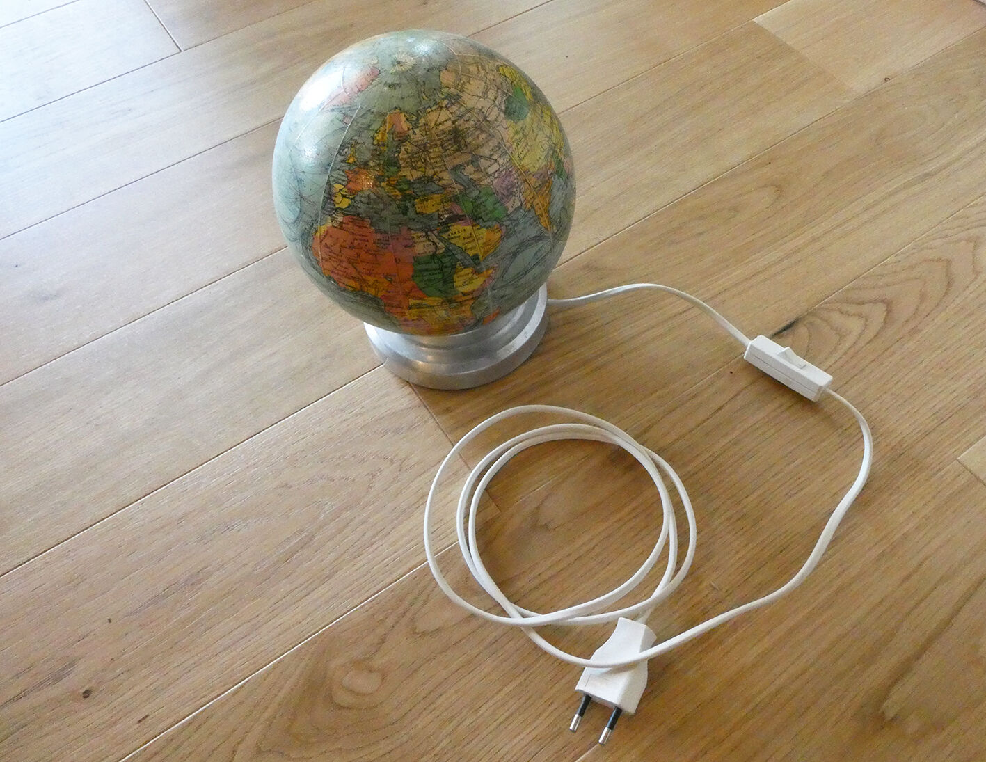 Light earth globe in vintage J-Forest glass from the 1940s