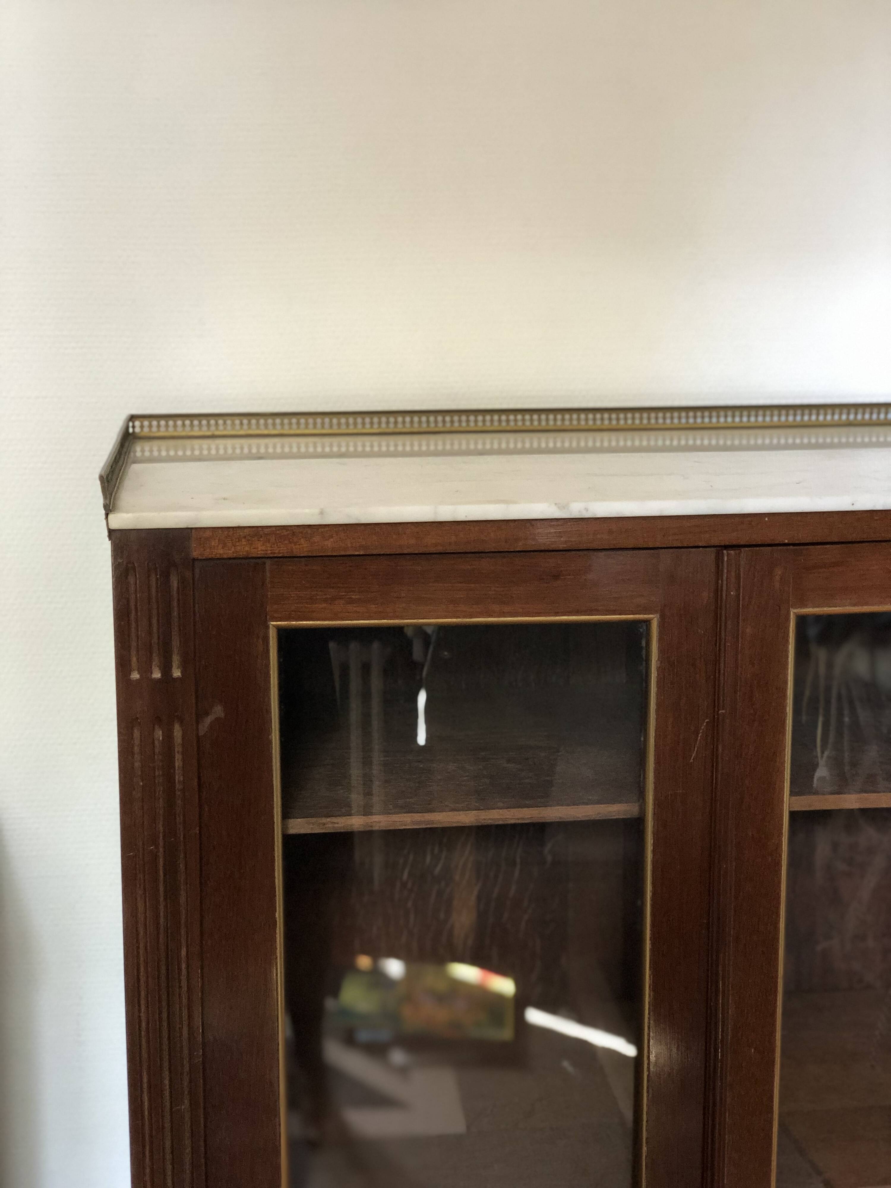 Vitrine / bibliothèque style Louis XVI en acajou et marbre - Début XXème