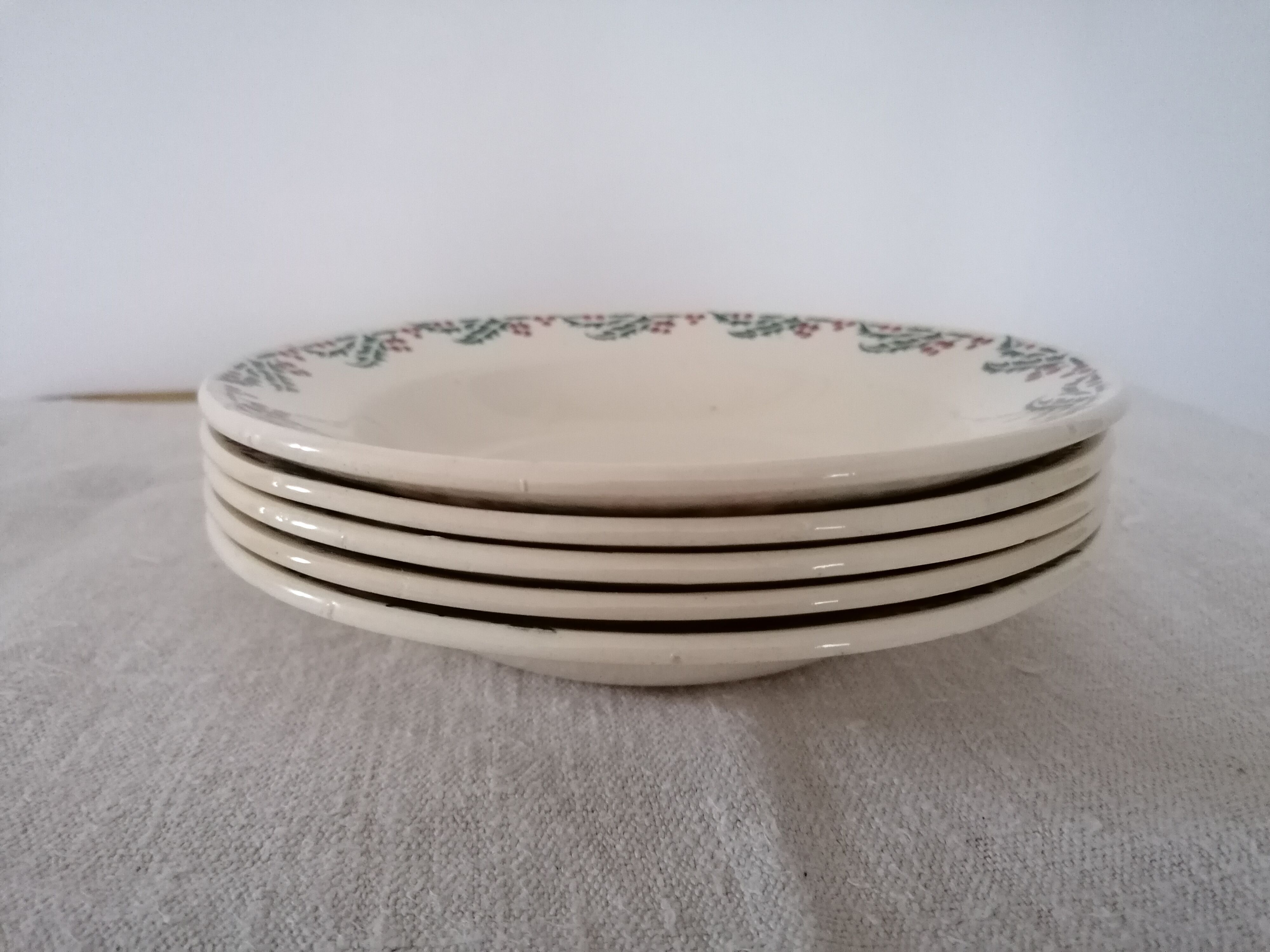 Assiettes en faïence houx