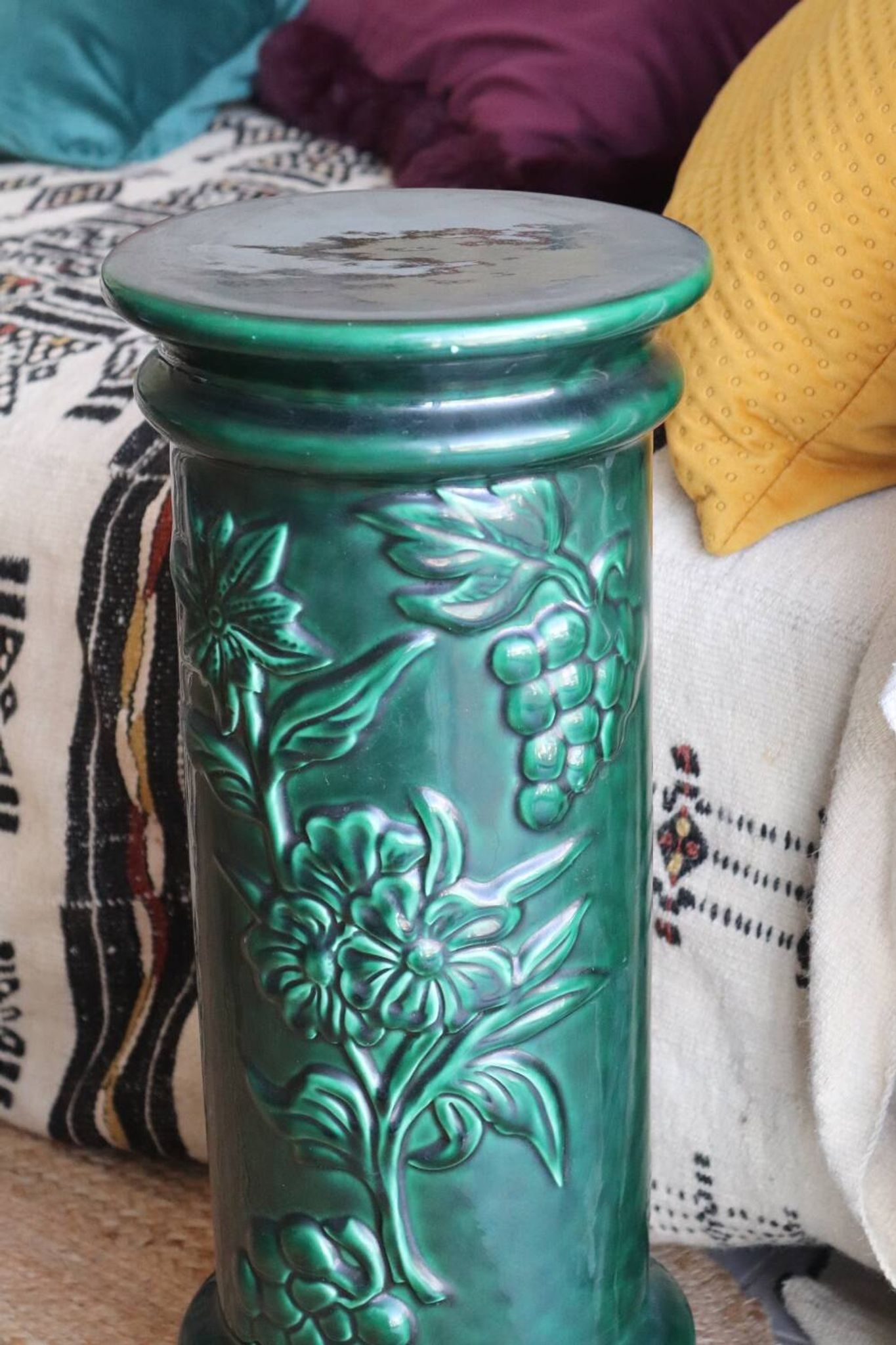 Pedestal column in green ceramic with flower and fruit decoration