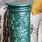 Pedestal column in green ceramic with flower and fruit decoration