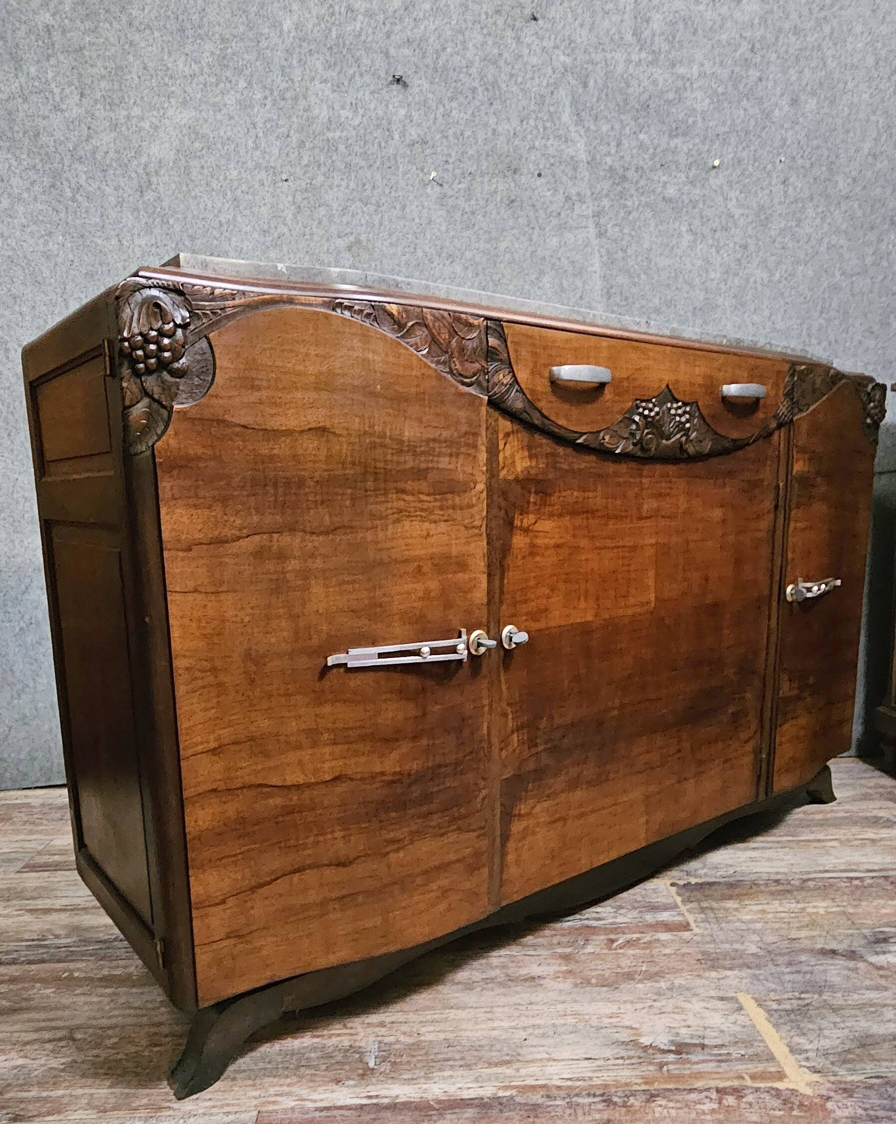 Sideboard in a row, Art Deco period, in mahogany.