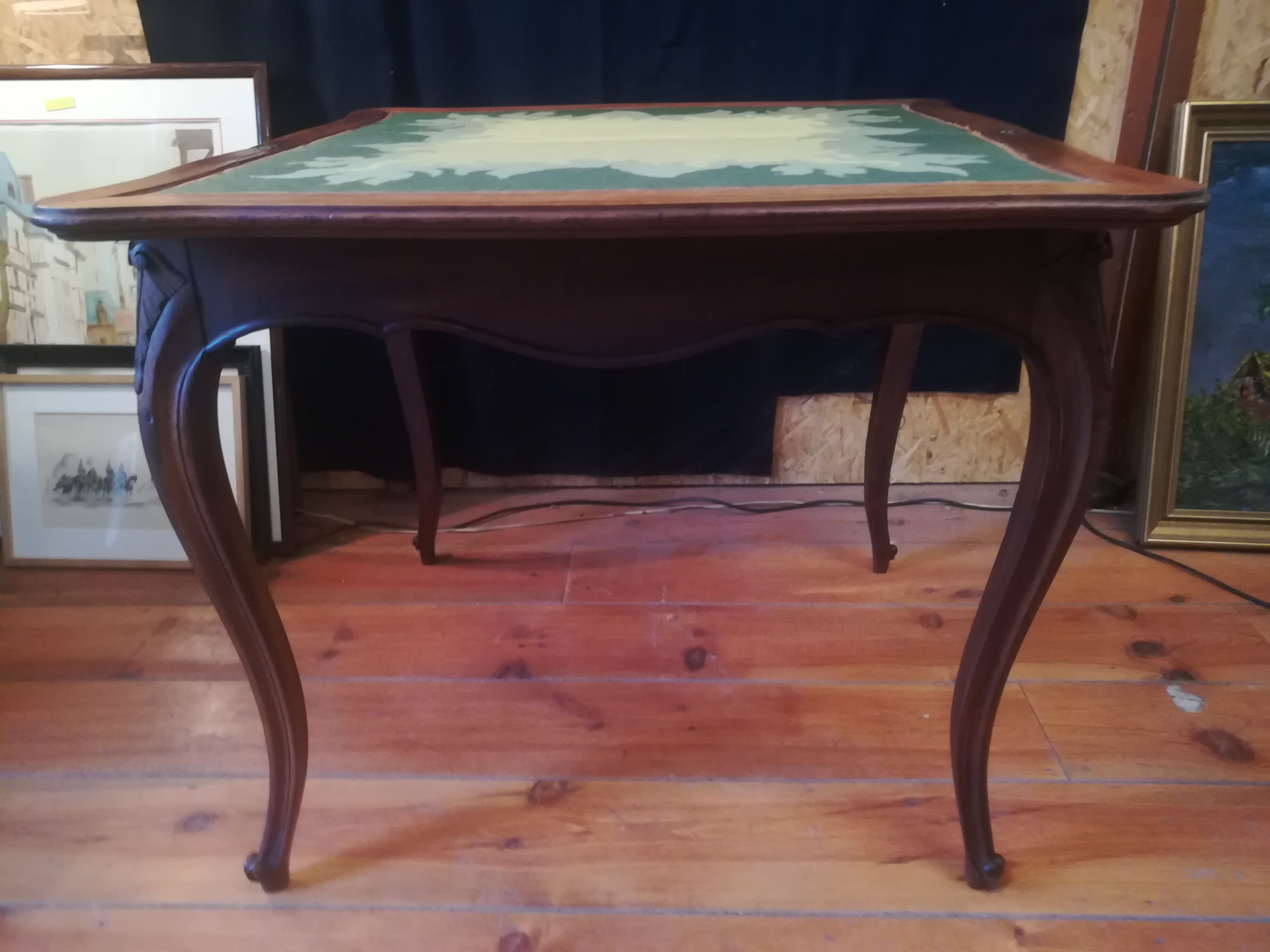 Table à jeu style Louis XV en noyer