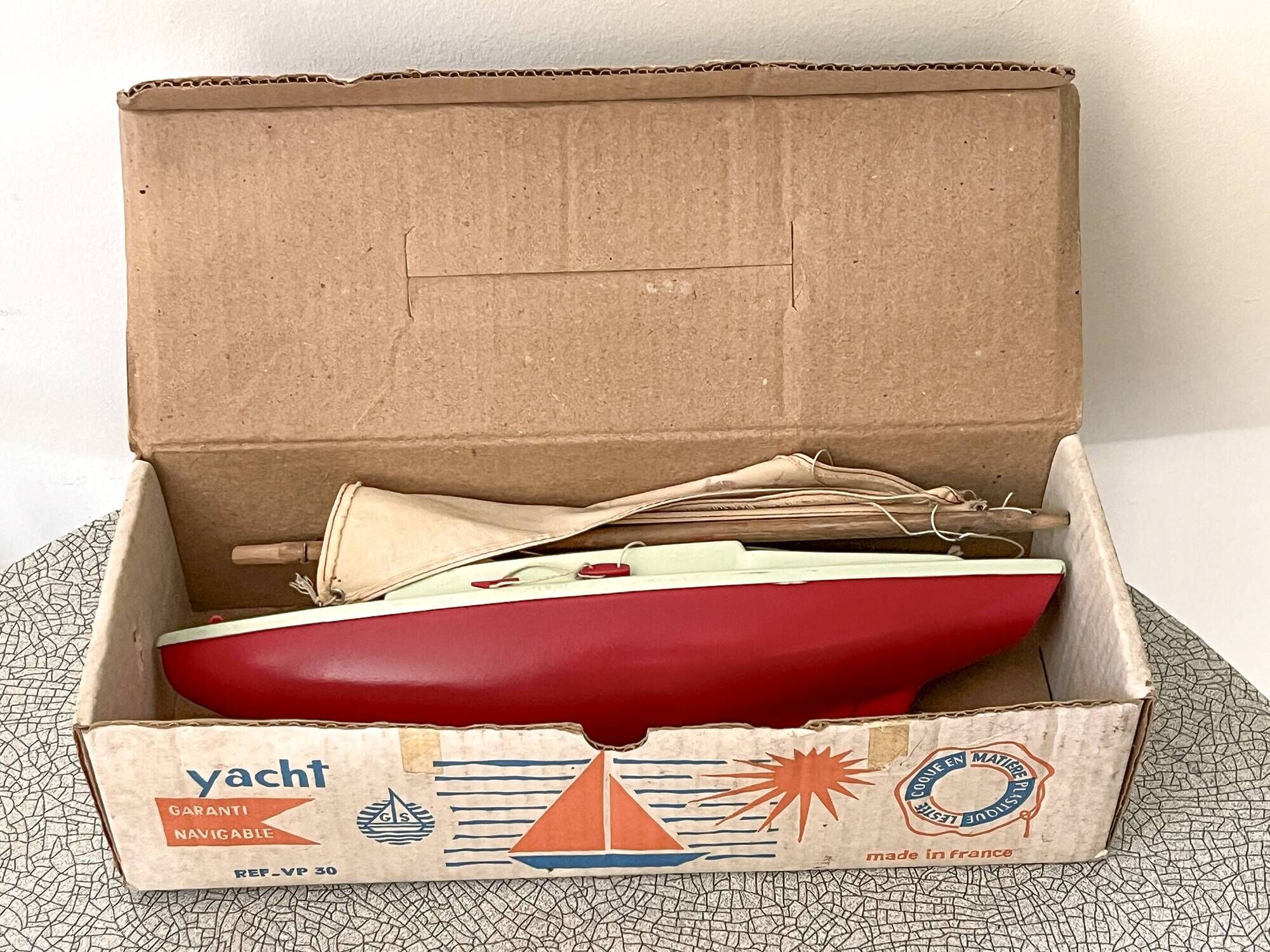 Basin sailing boat, F28 VP30 model from the French brand Giraud Sauveur.