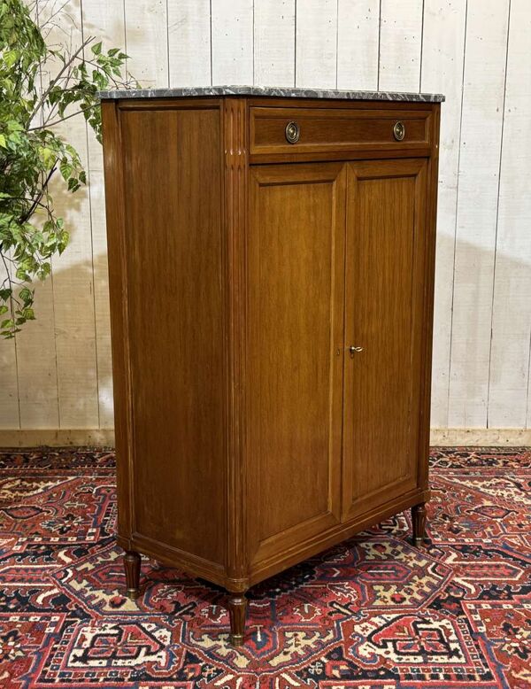 Petite armoire de style Louis XVI en acajou, chêne et dessus marbre