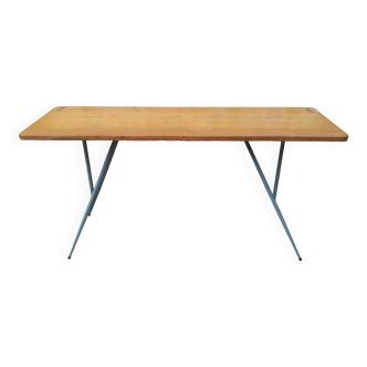 Folding table